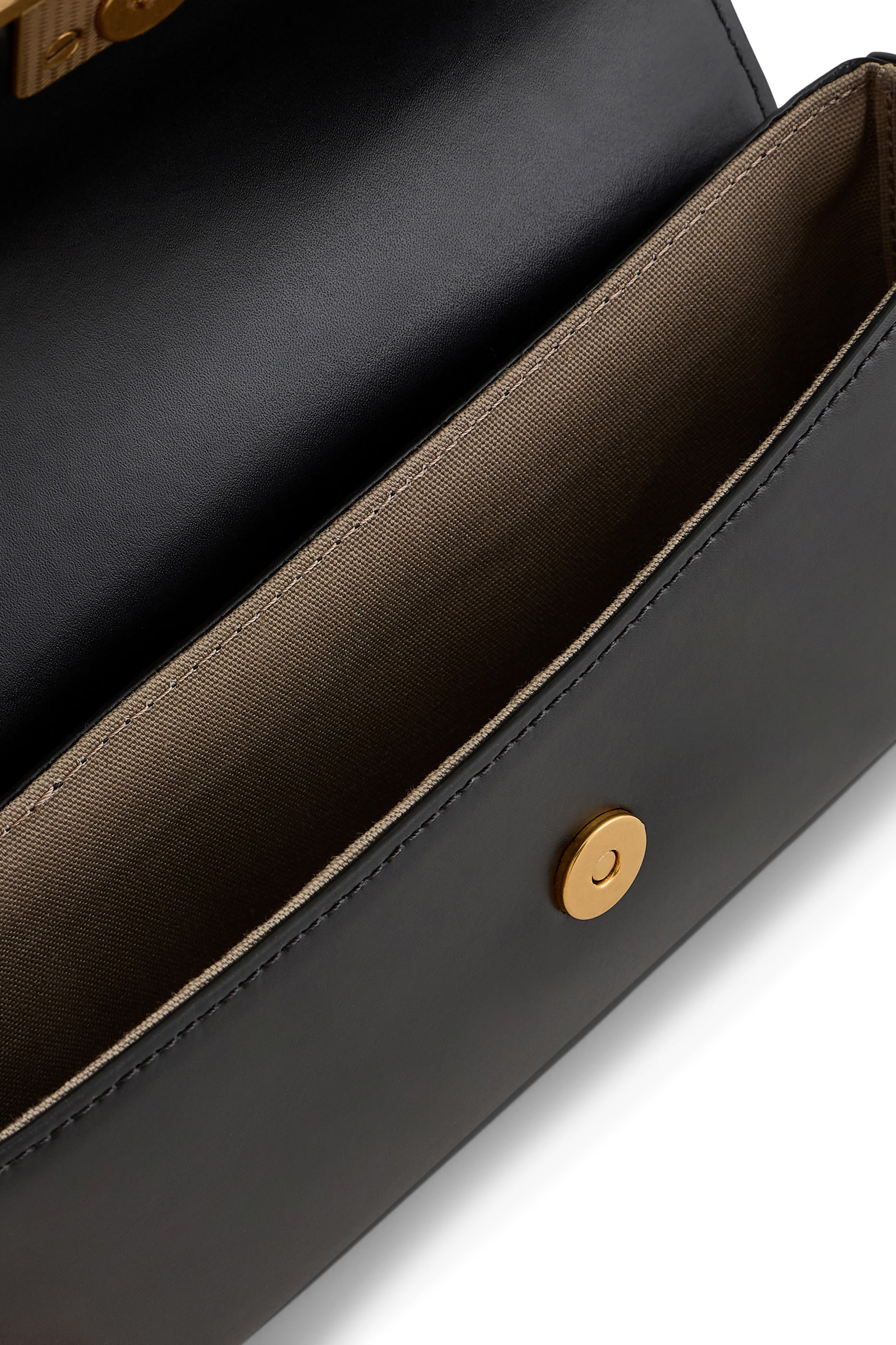 حقيبة كتف بحلية معدنية بشعار الماركة جلد ناعم