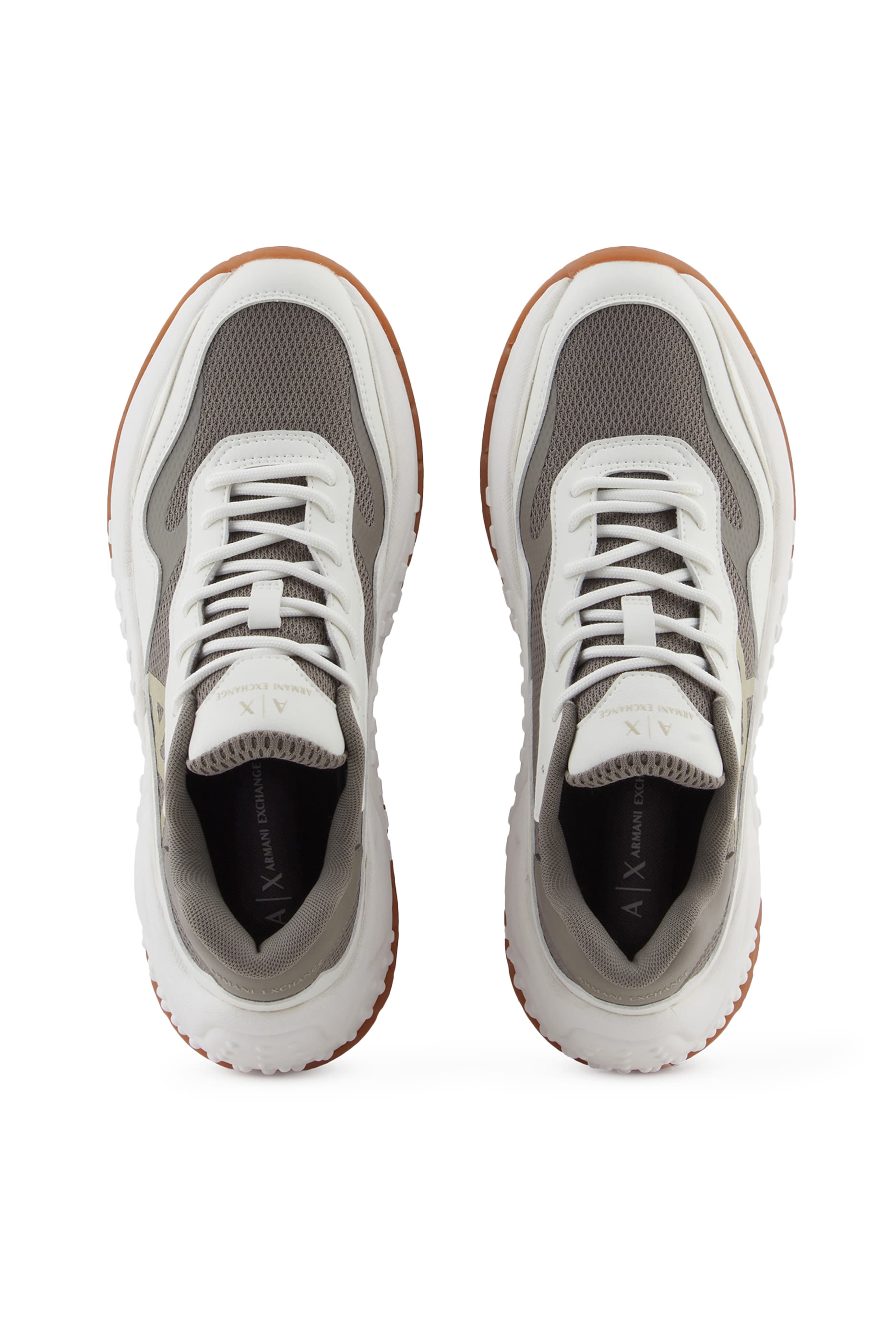 سنيكرز بنعل سميك وشعار الماركة