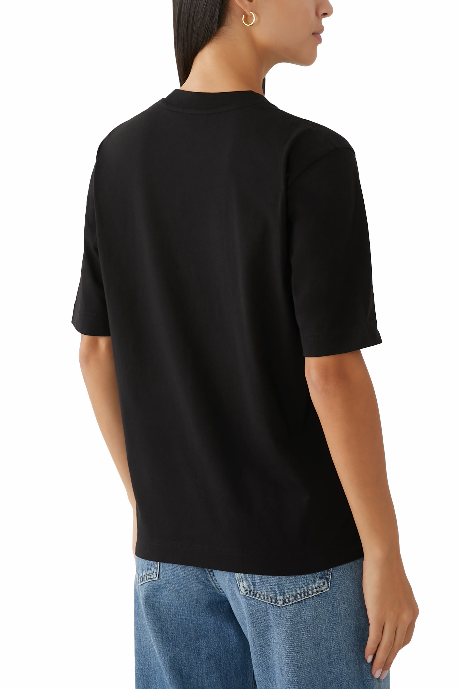 تيشيرت بأكمام قصيرة