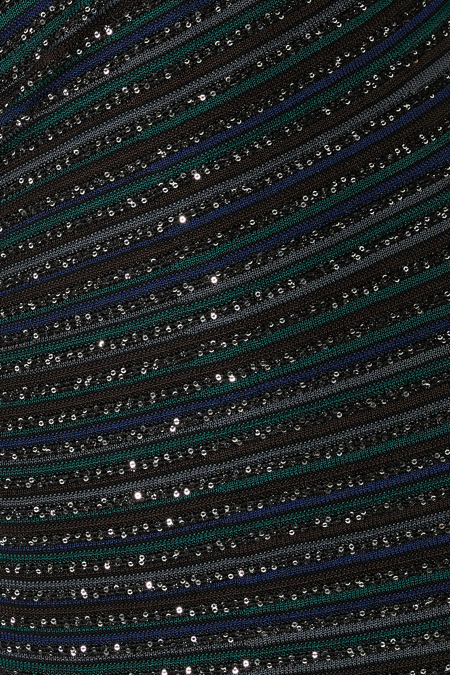 فستان طويل بياقة قارب