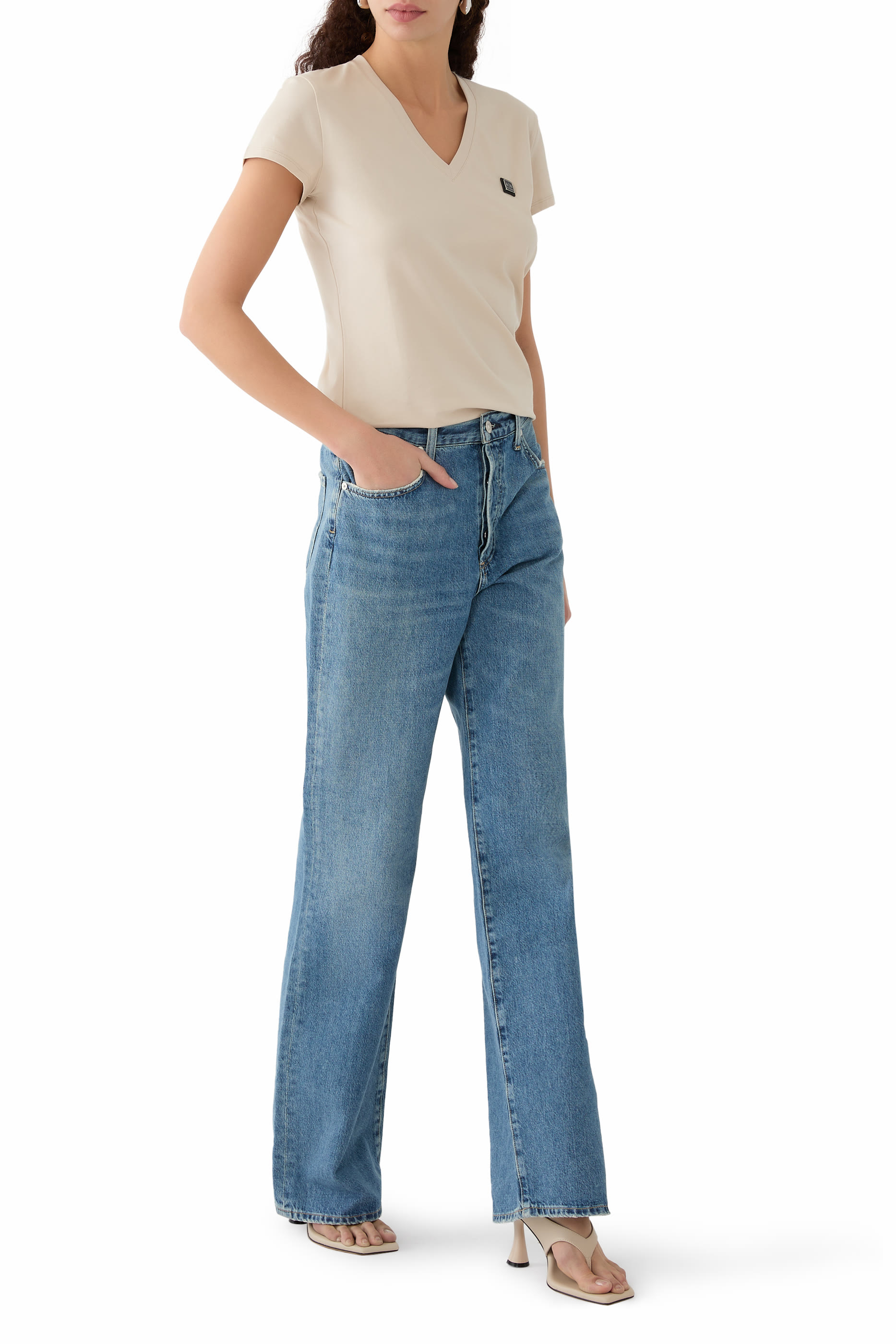 تيشيرت بياقة على شكل حرف V وشعار الماركة