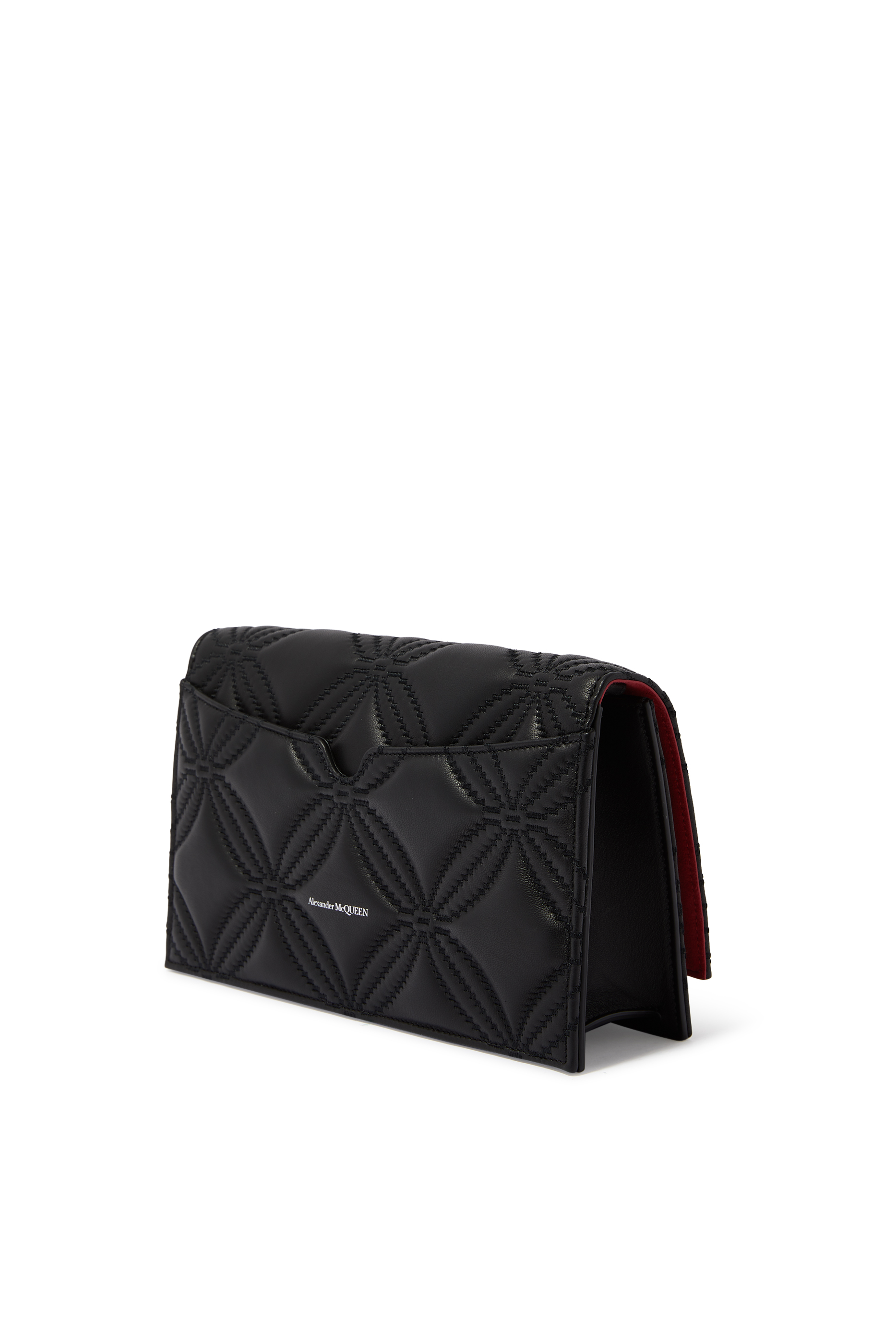 حقيبة جلد متوسطة الحجم بحلية جمجمة