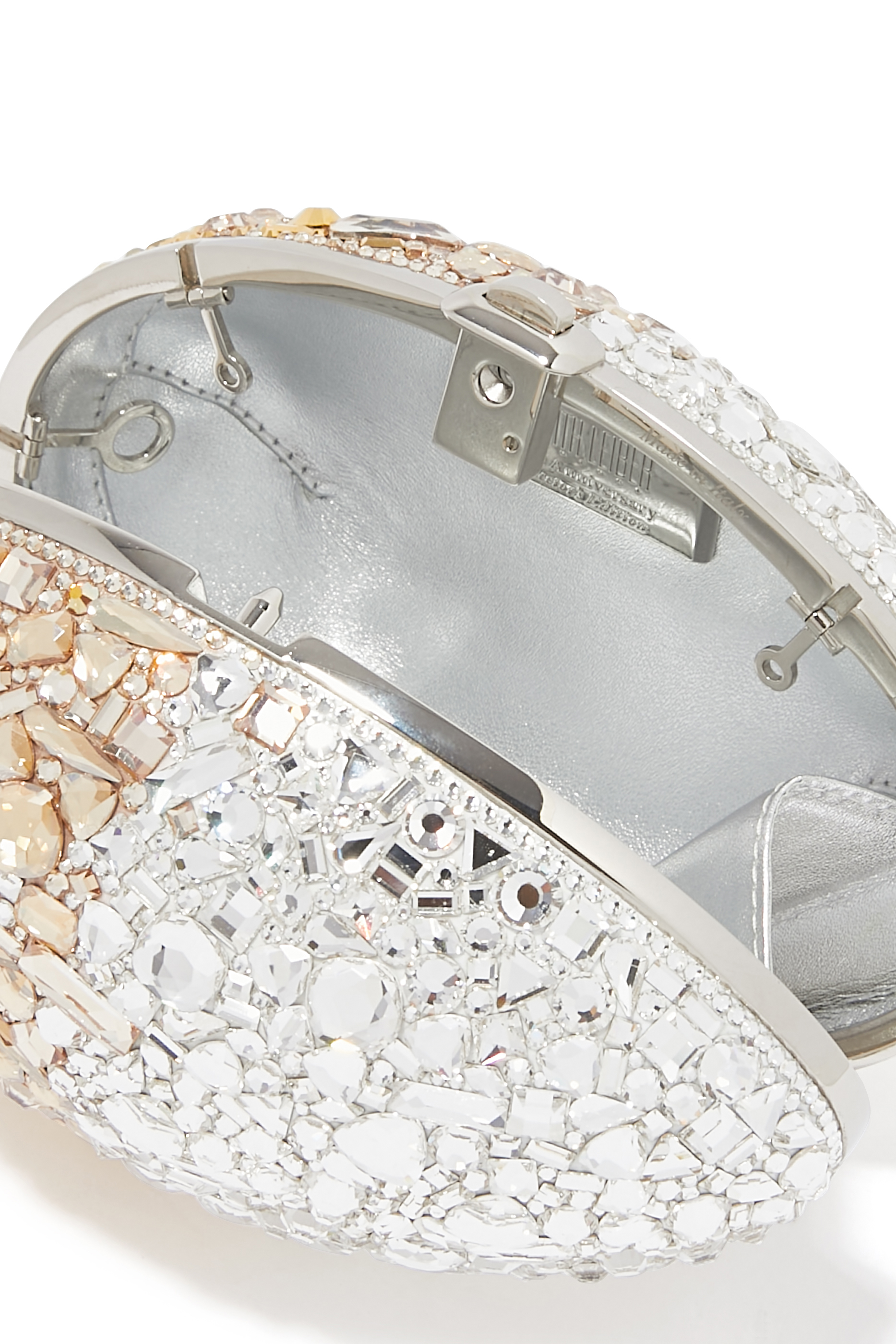 حقيبة بتصميم بيضة مرصعة للاحتفال بالذكرى الستين