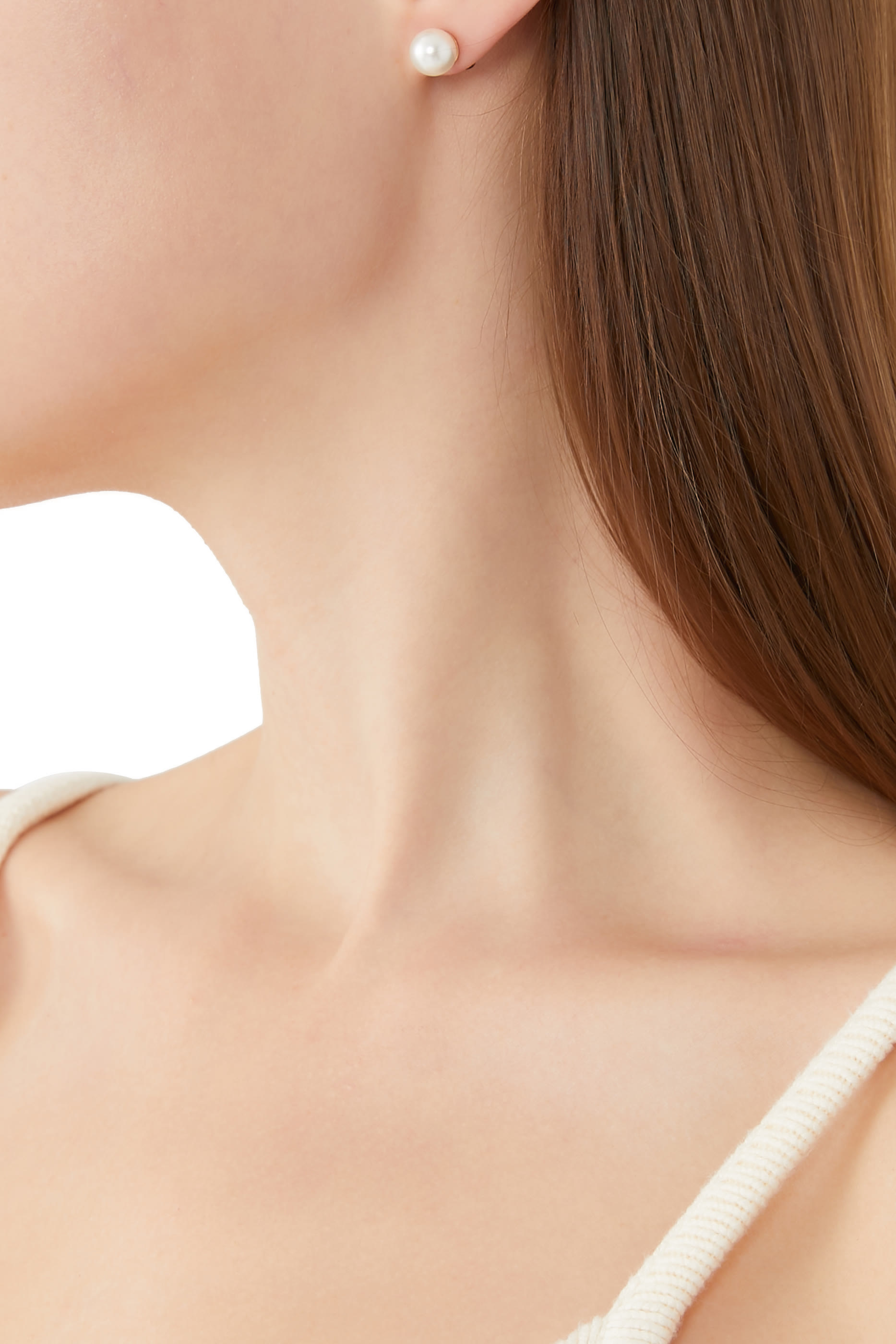 أقراط هول ان وان بتصميم غير متماثل مرصعة باللؤلؤ نحاس مطلي