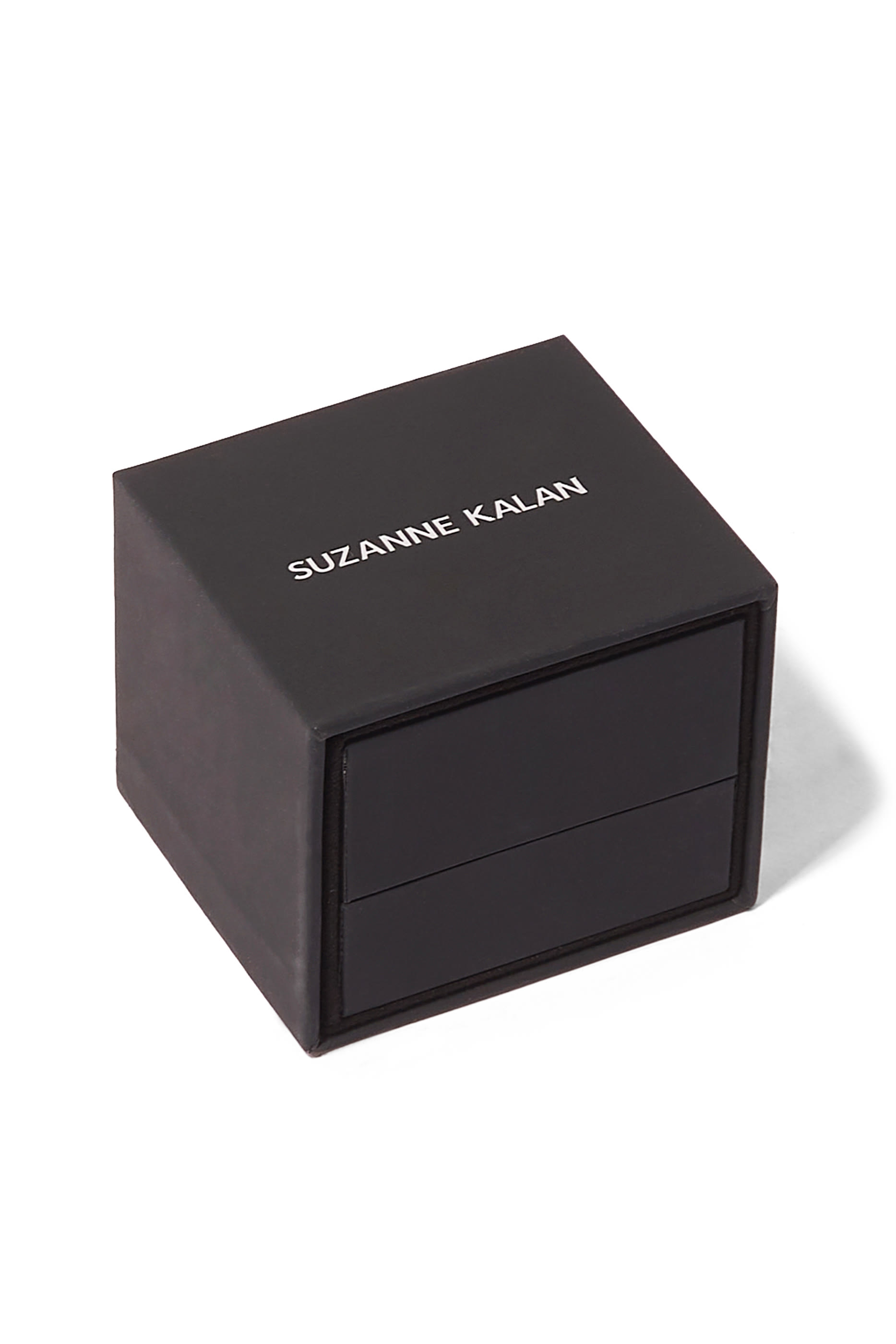 خاتم وان اوف ابه كايند مرصع بالزمرد ولؤلؤ تاهيتي ذهب أصفر عيار 18