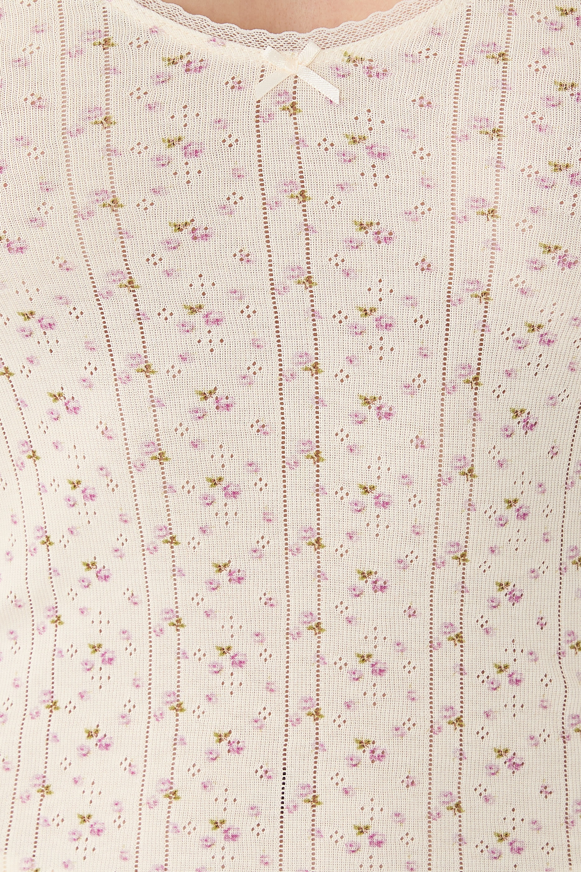 بلوزة بلا أكمام بياقة عميقة