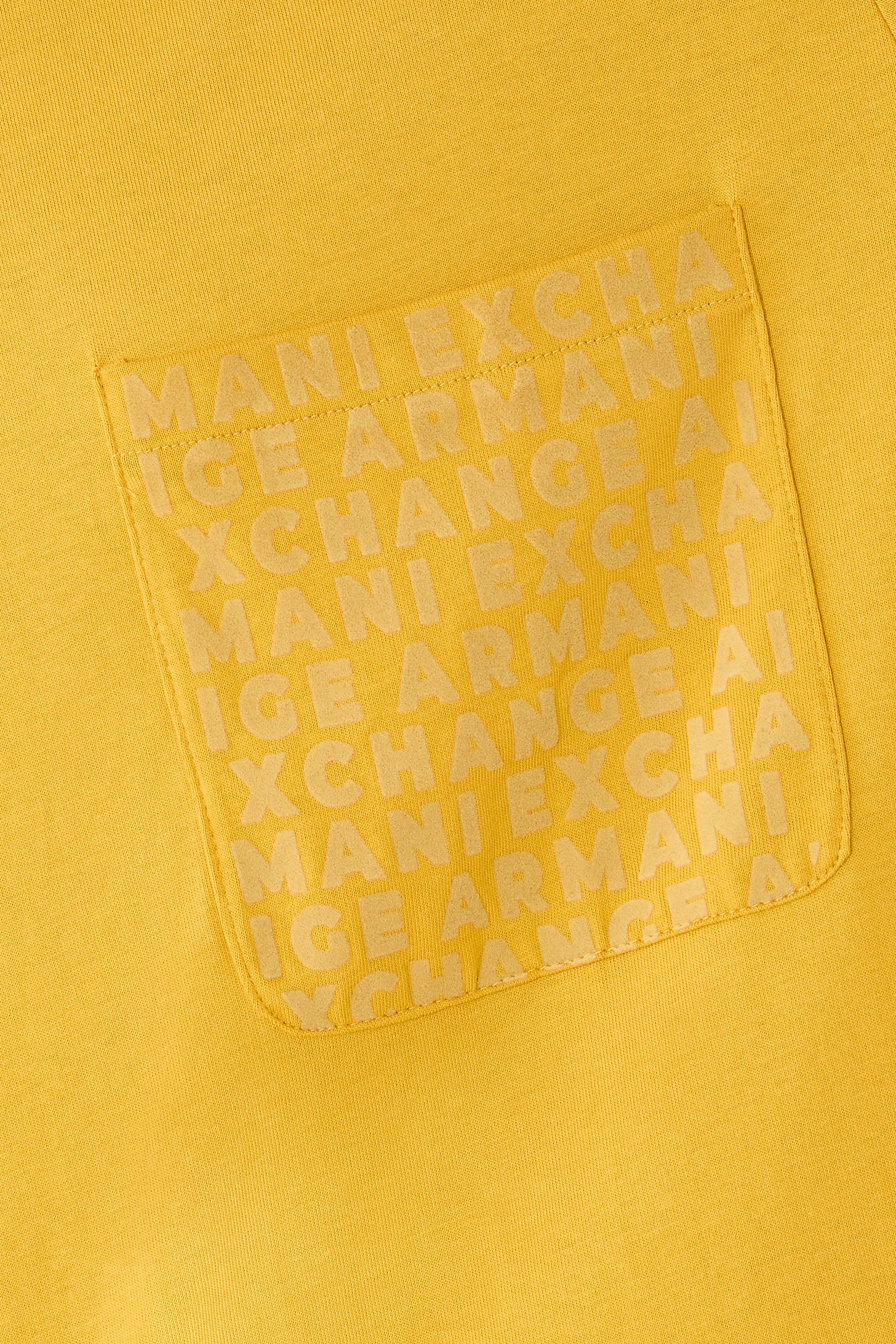 تيشيرت بقصة عادية وجيب بشعار الماركة