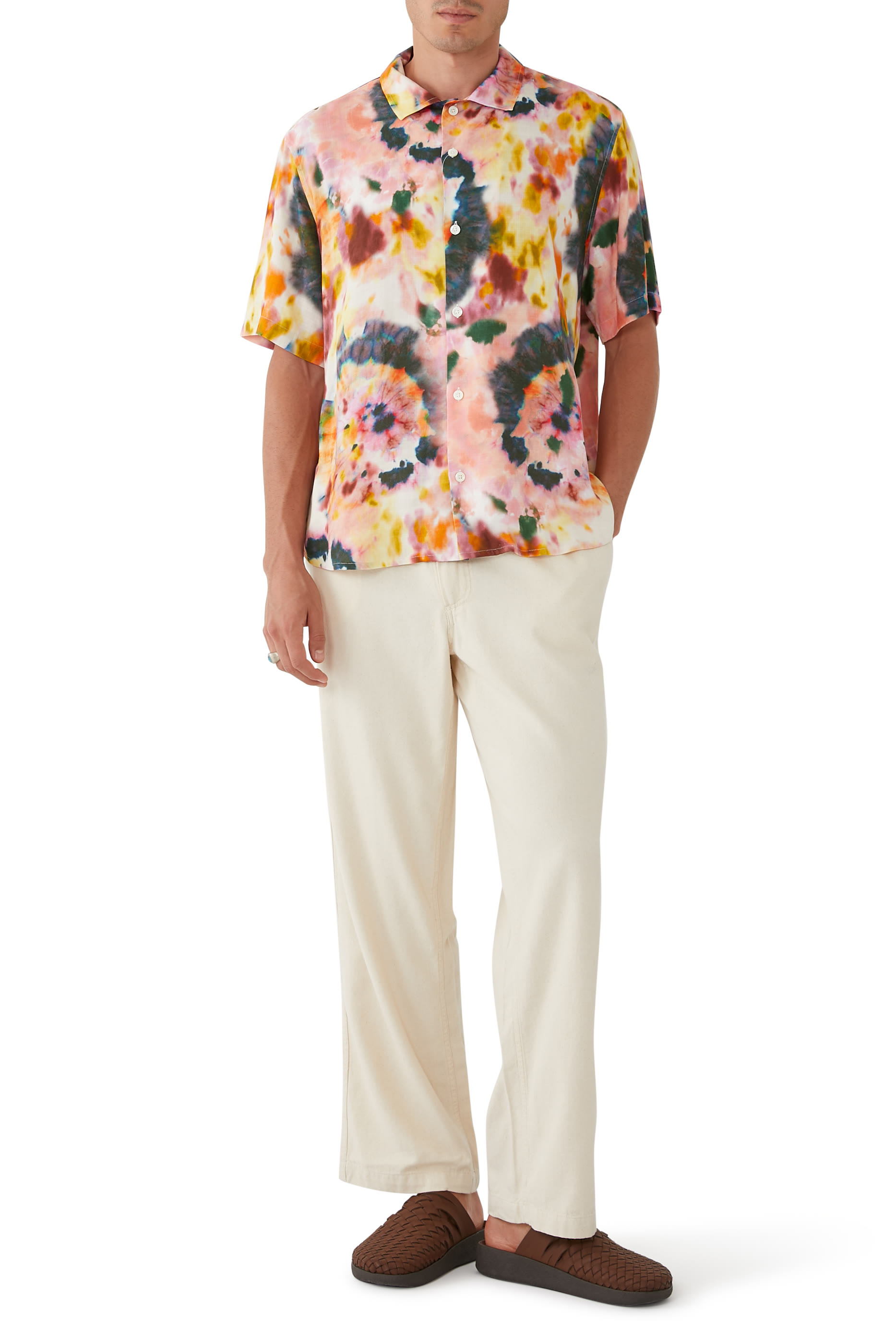 قميص بياقة مطوية وأكمام قصيرة ونقشة مصبوغة بالربط والعقد