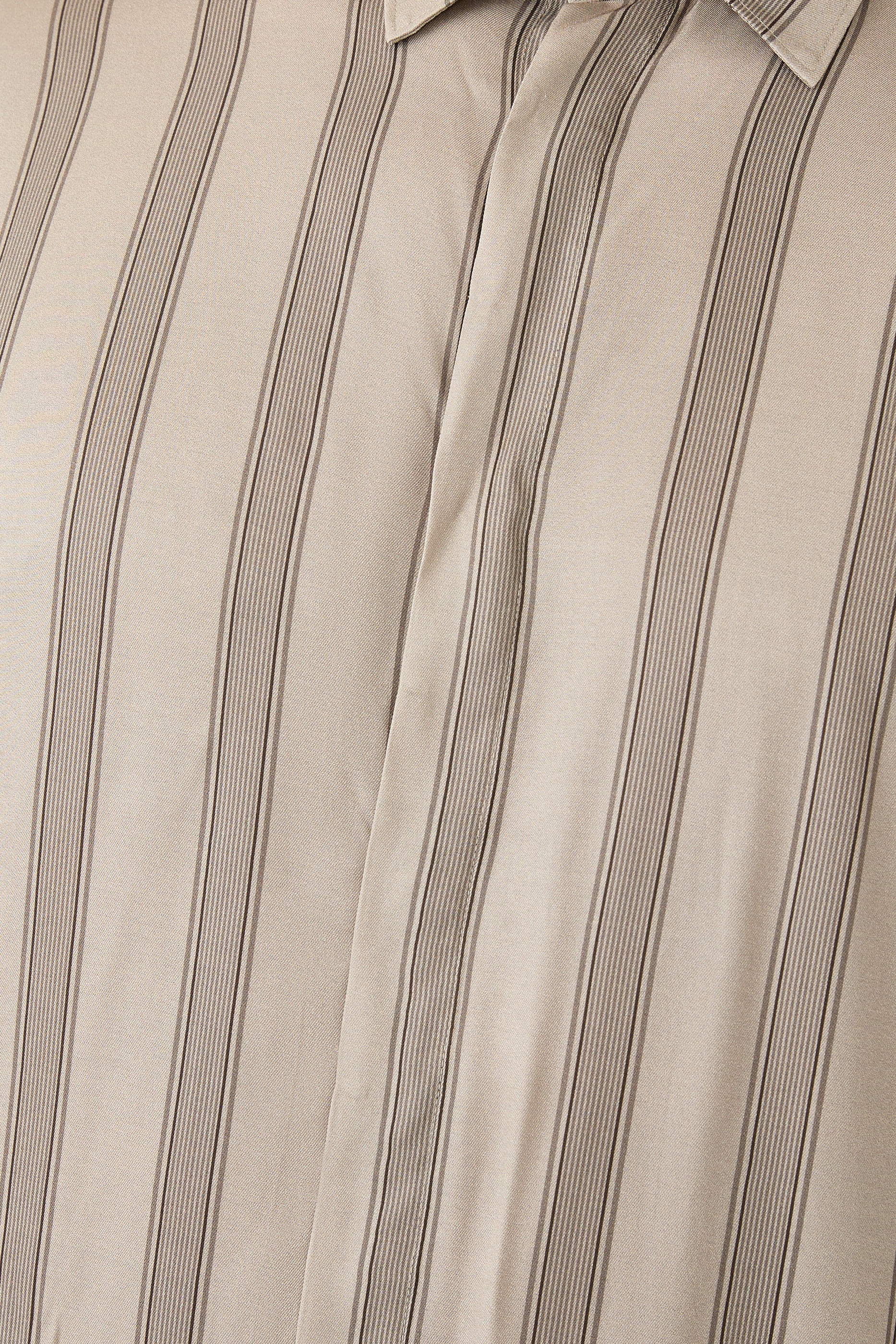 قميص بنقشة نباتية