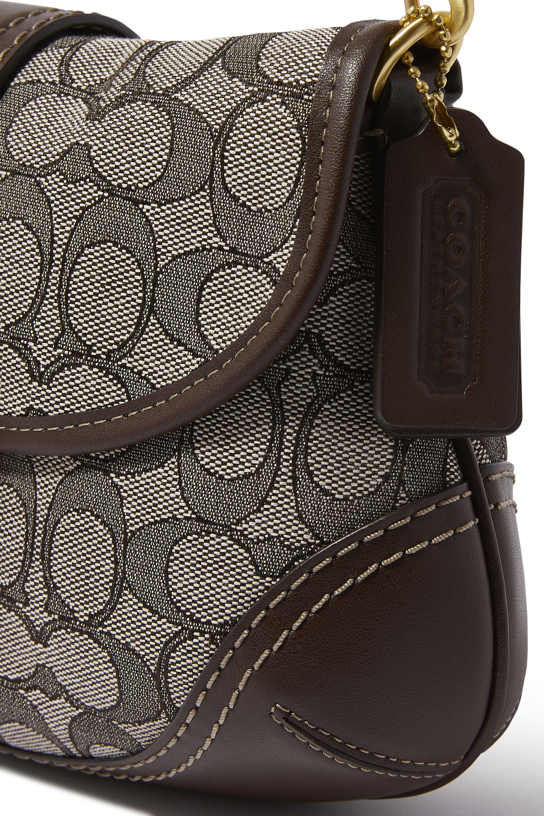 حقيبة هوبو بحرف شعار الماركة