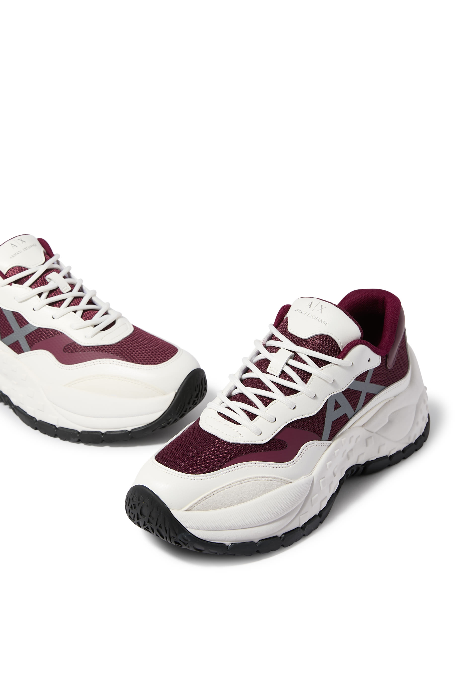 سنيكرز بنعل سميك وشعار الماركة