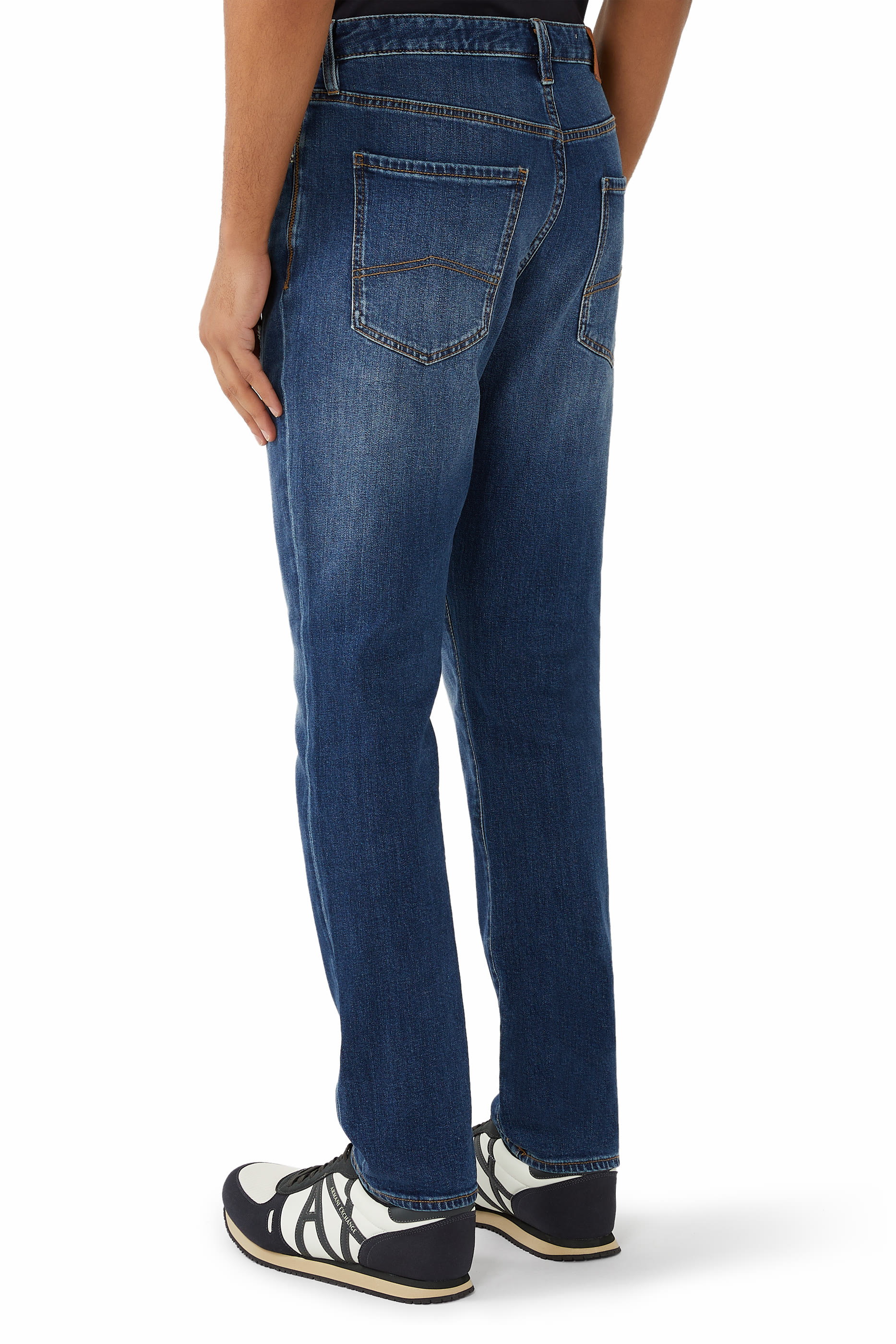 بنطال جينز بقصة ضيقة