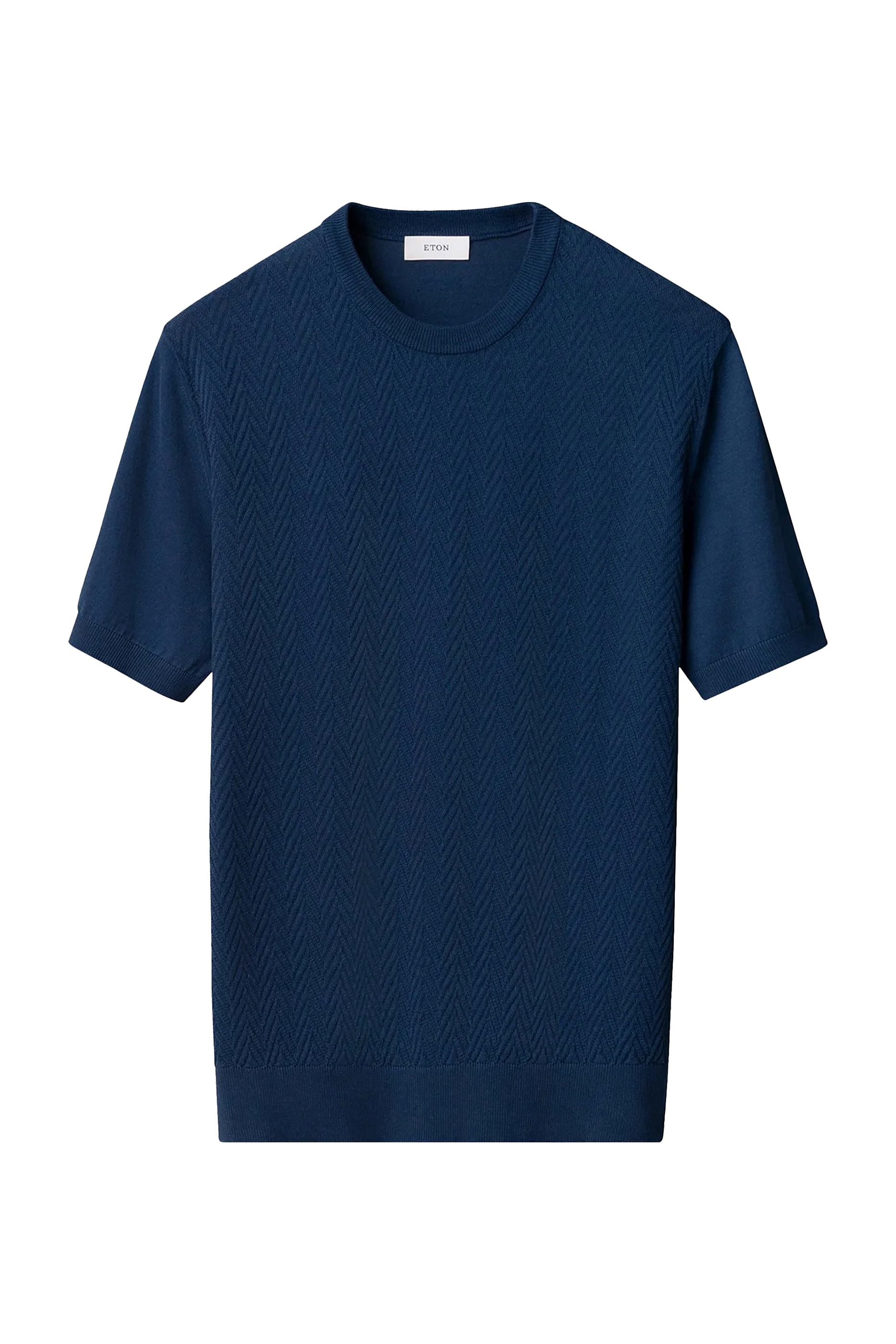 تيشيرت بياقة ضيقة وشعار الماركة