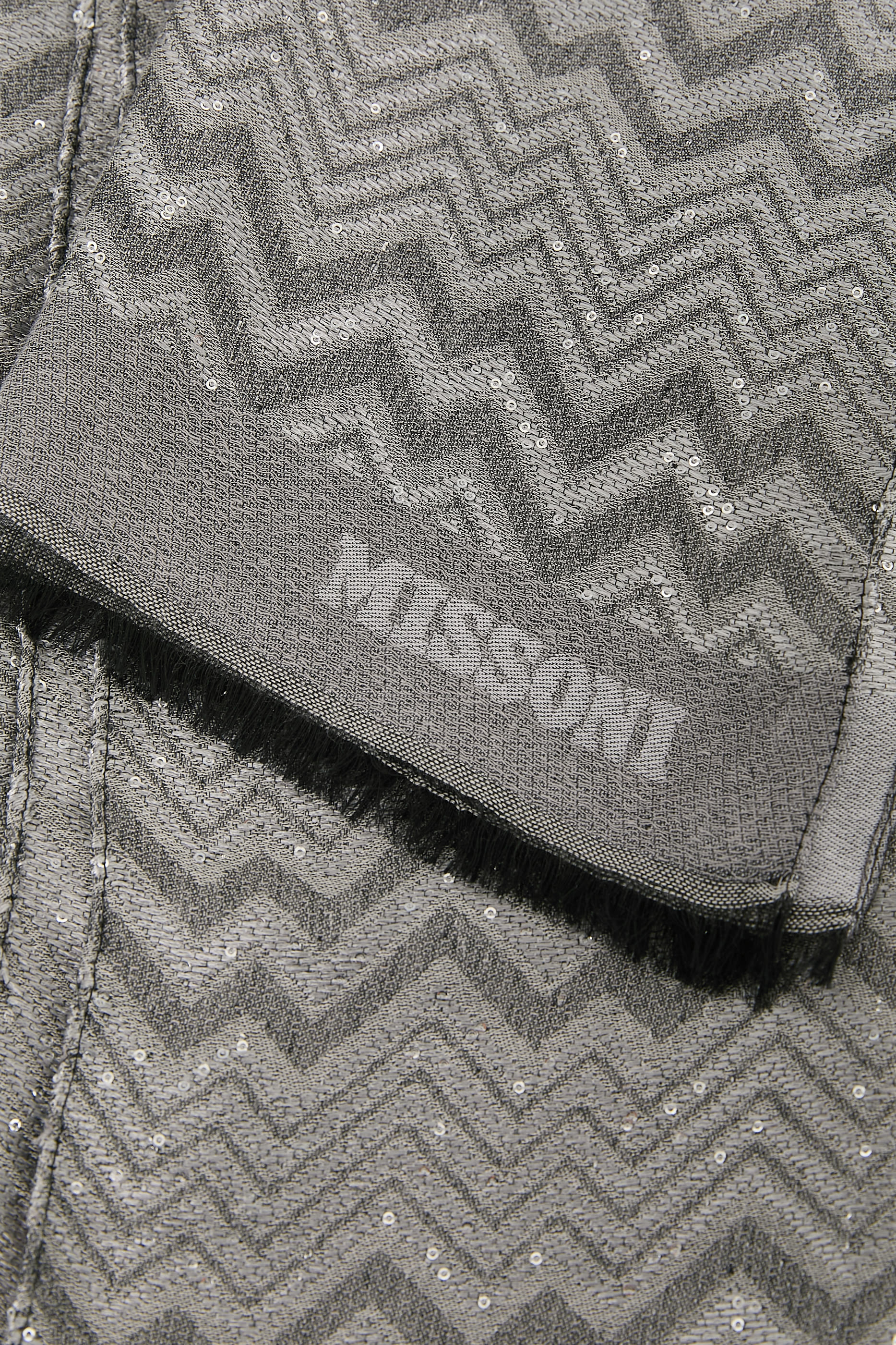 وشاح بترتر ونقشة خطوط متعرجة