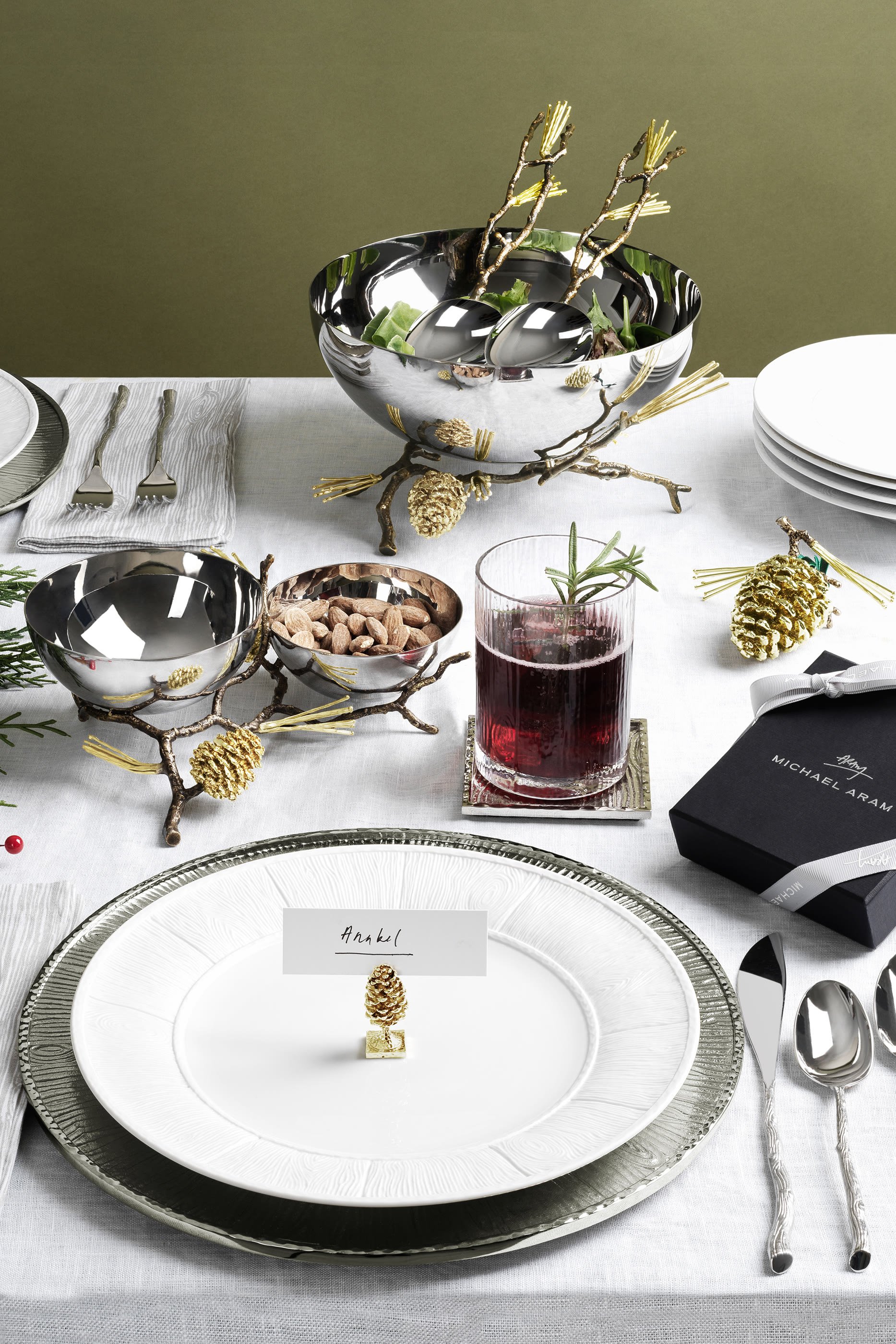 وعاء تقديم مزين بالصنوبر