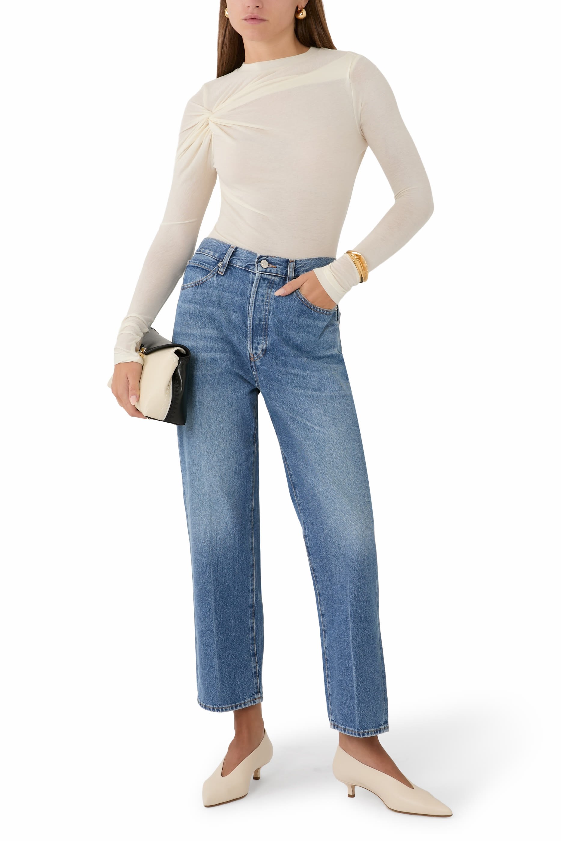 بنطال جينز بقصّة قصيرة وتفاصيل عمودية 