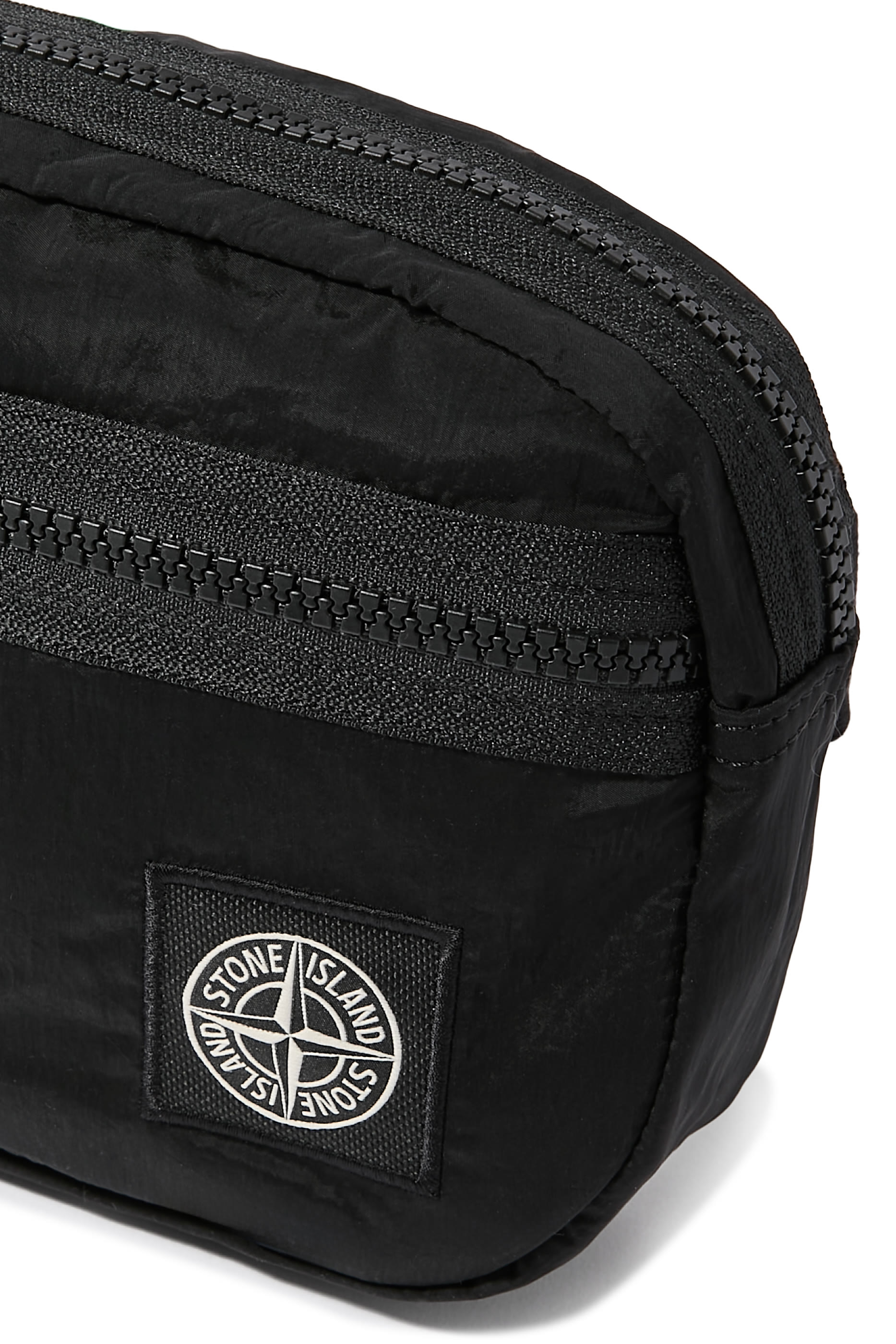 حقيبة صغيرة بشعار الماركة