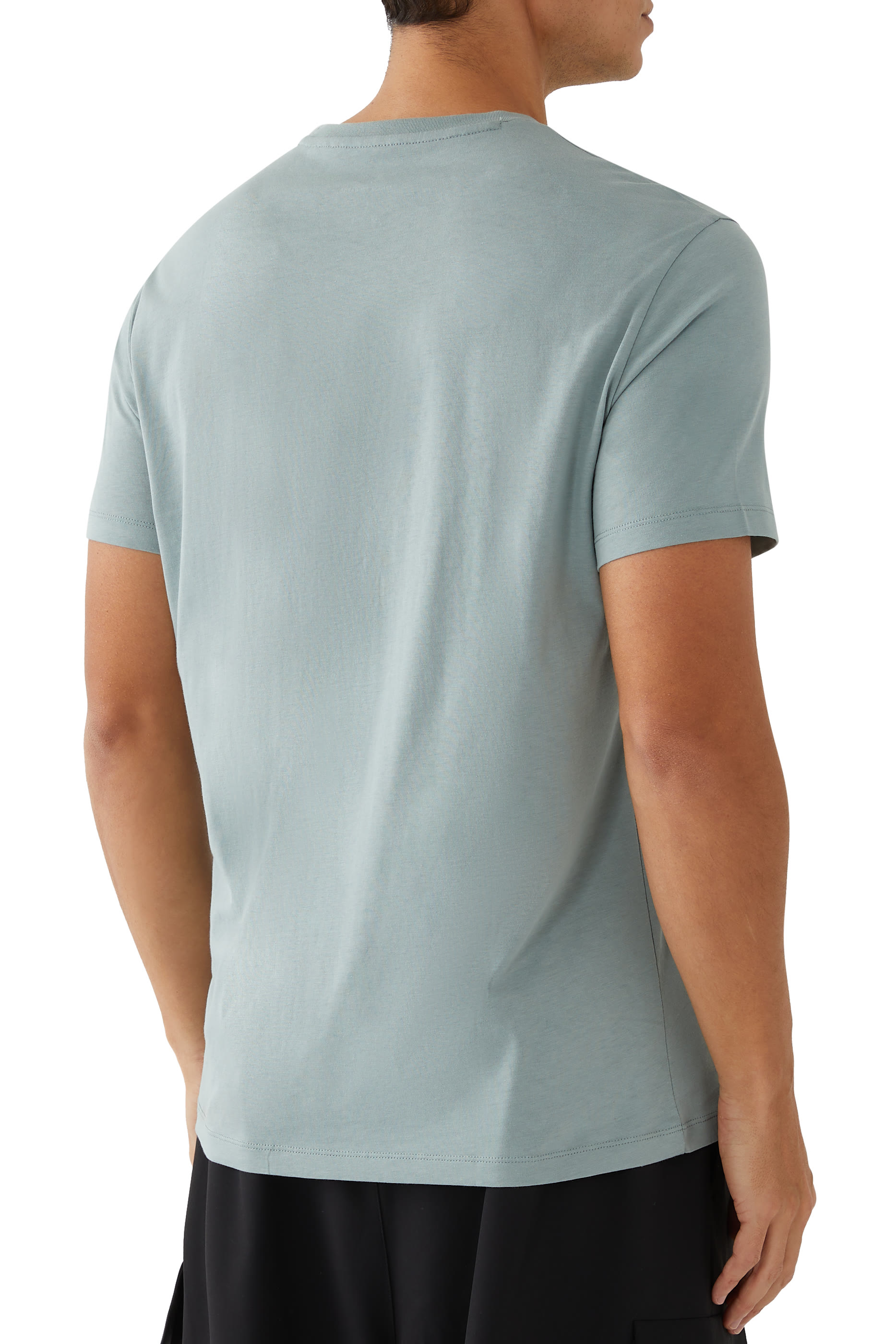 تيشيرت بشعار الماركة بقصة ضيقة جرسيه