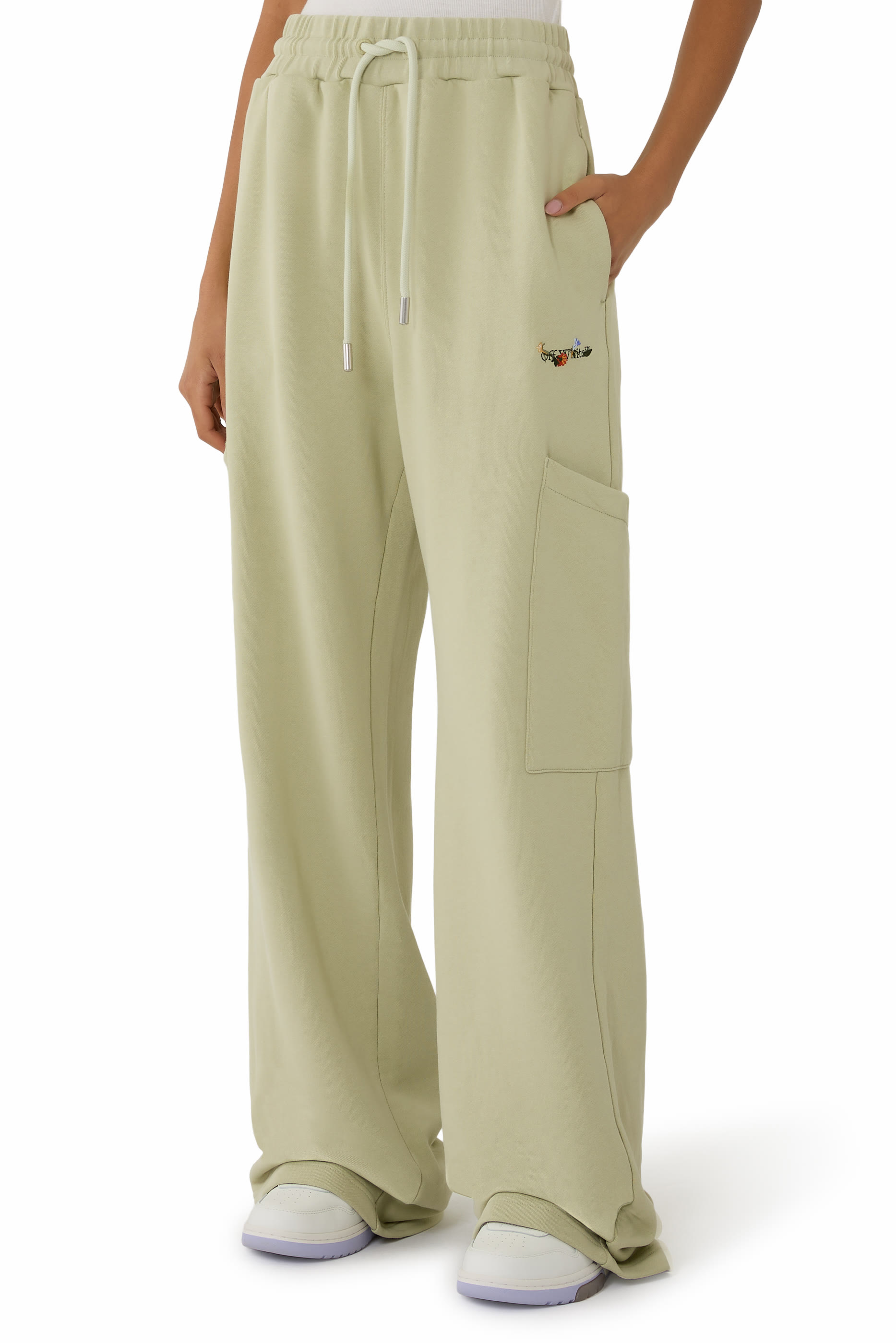 بنطال رياضي كارجو بنقشة شعار الماركة بزهور