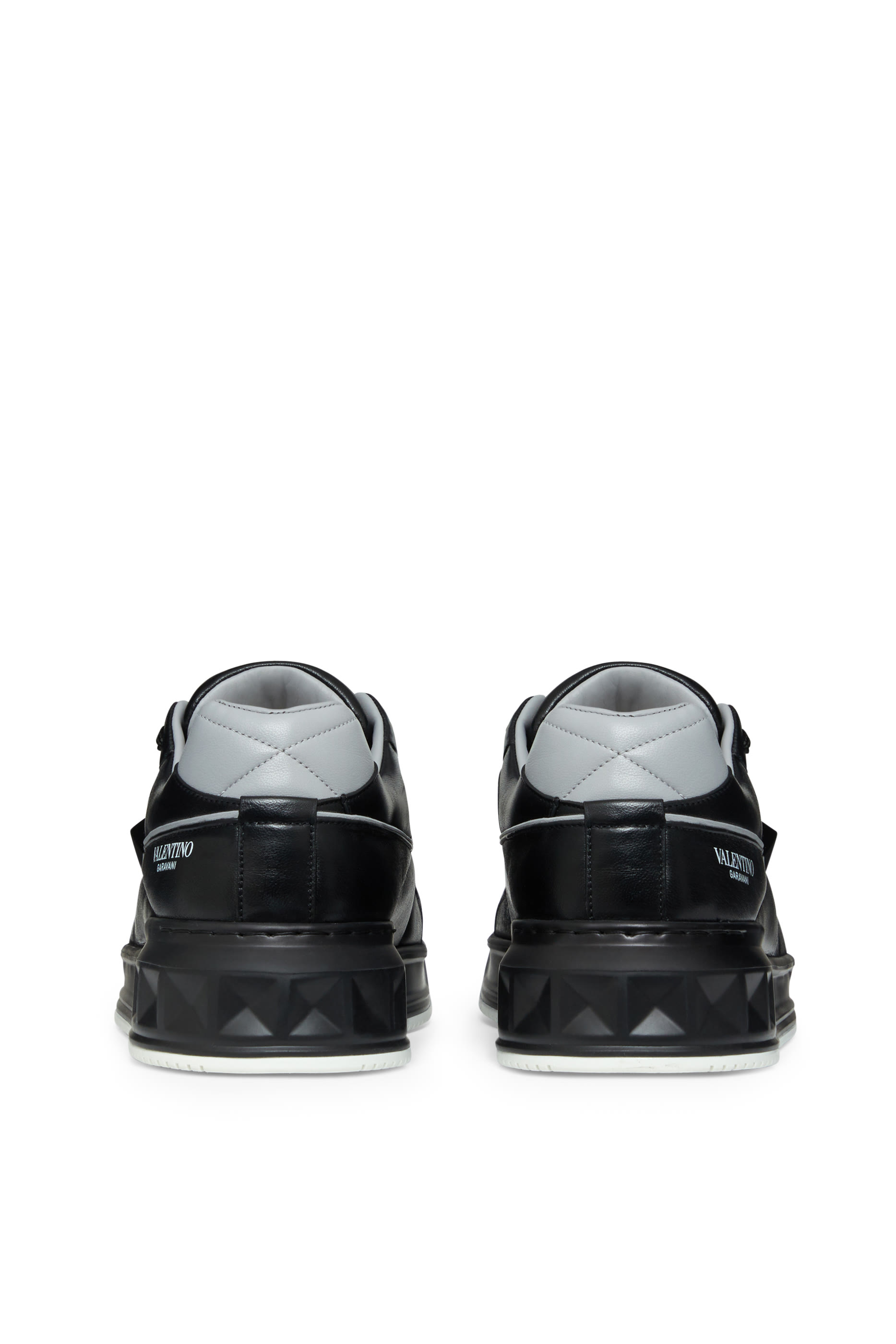 سنيكرز فالنتينو غارافاني أسفل الكاحل بحلية هرمية