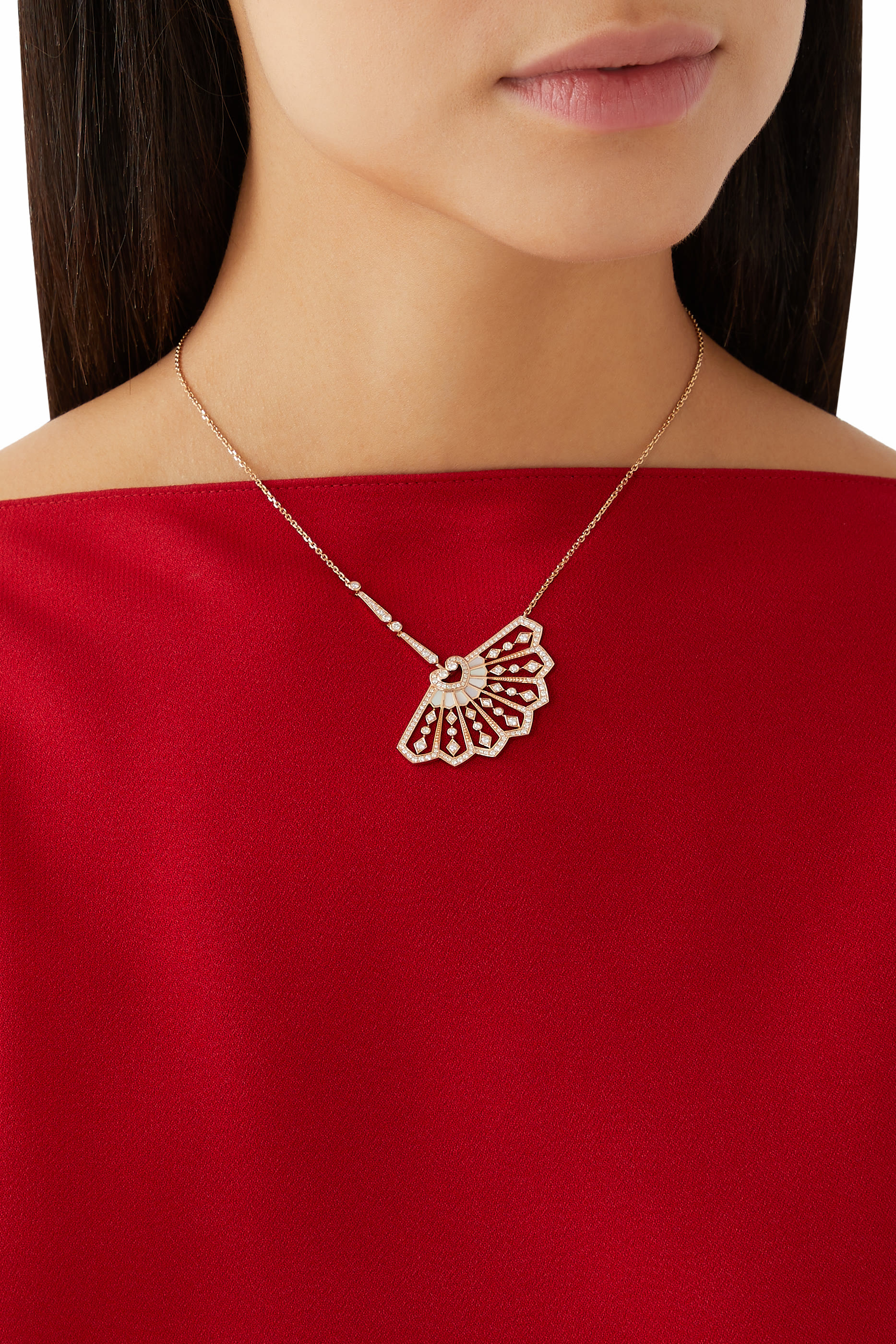 قلادة فانفير سمفوني بحلية مرصعة وبالماس وعرق اللؤلؤ، ذهب وردي عيار 18