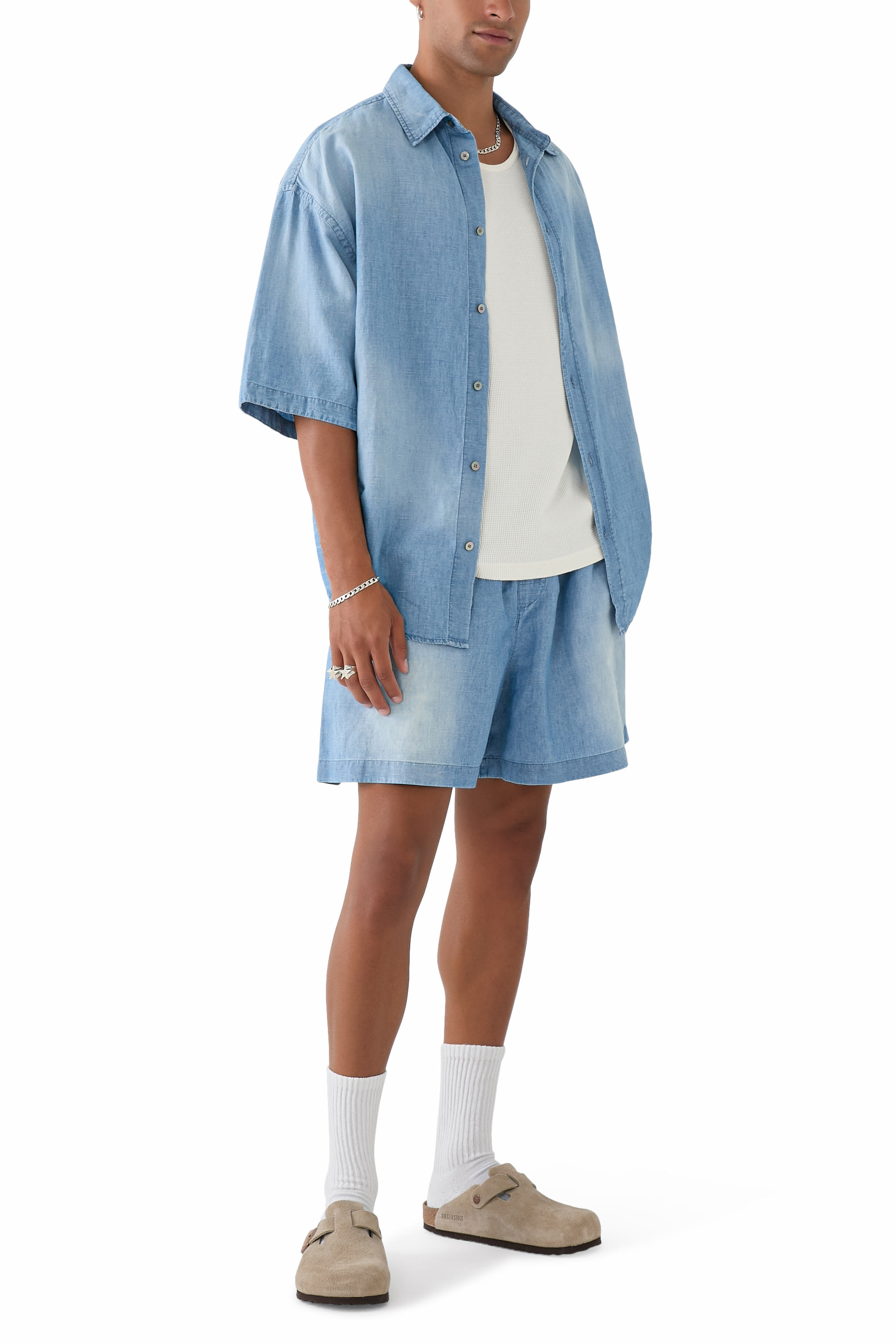 قميص بأكمام قصيرة