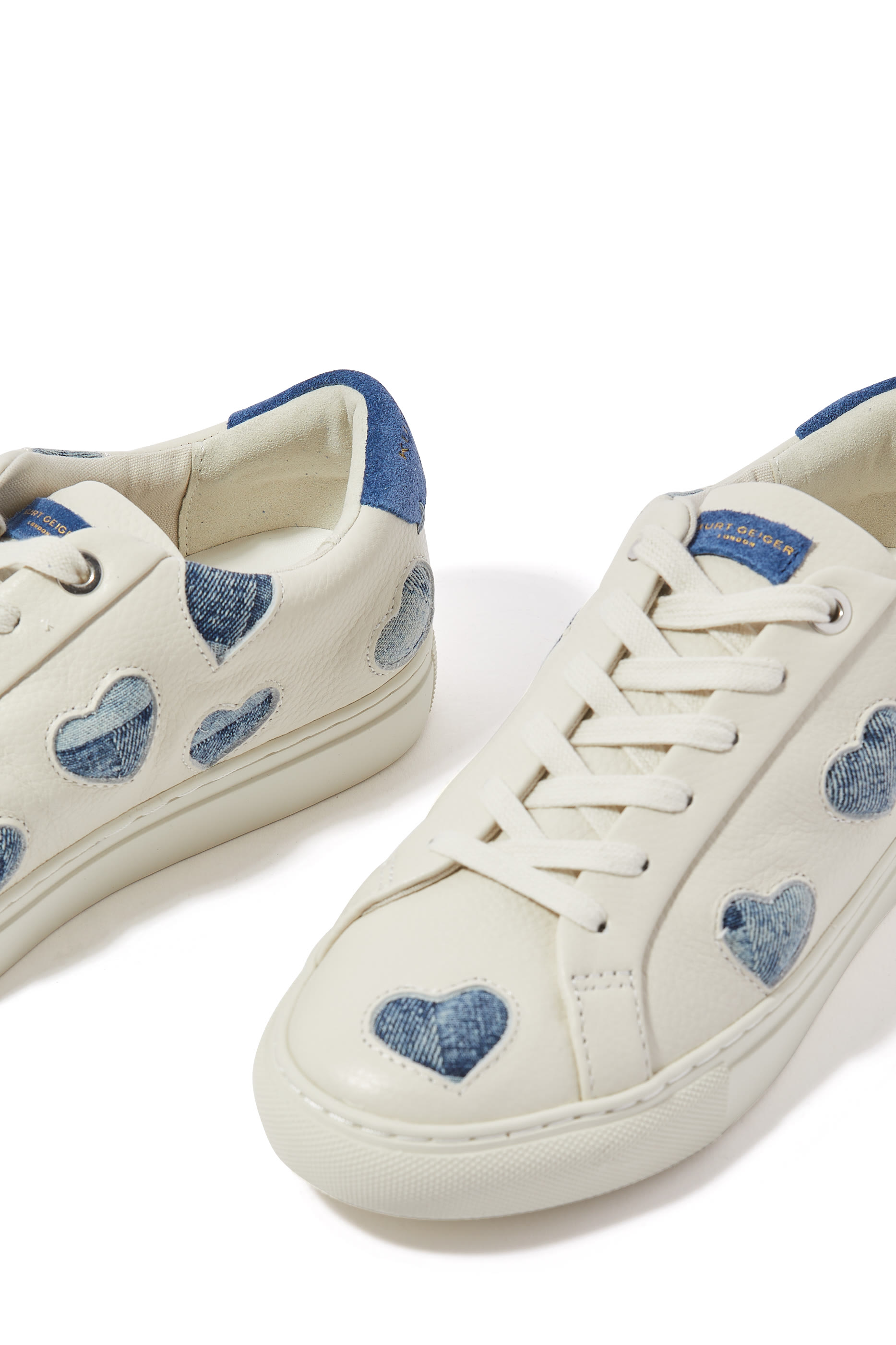 سنيكرز لين بنقشة قلوب