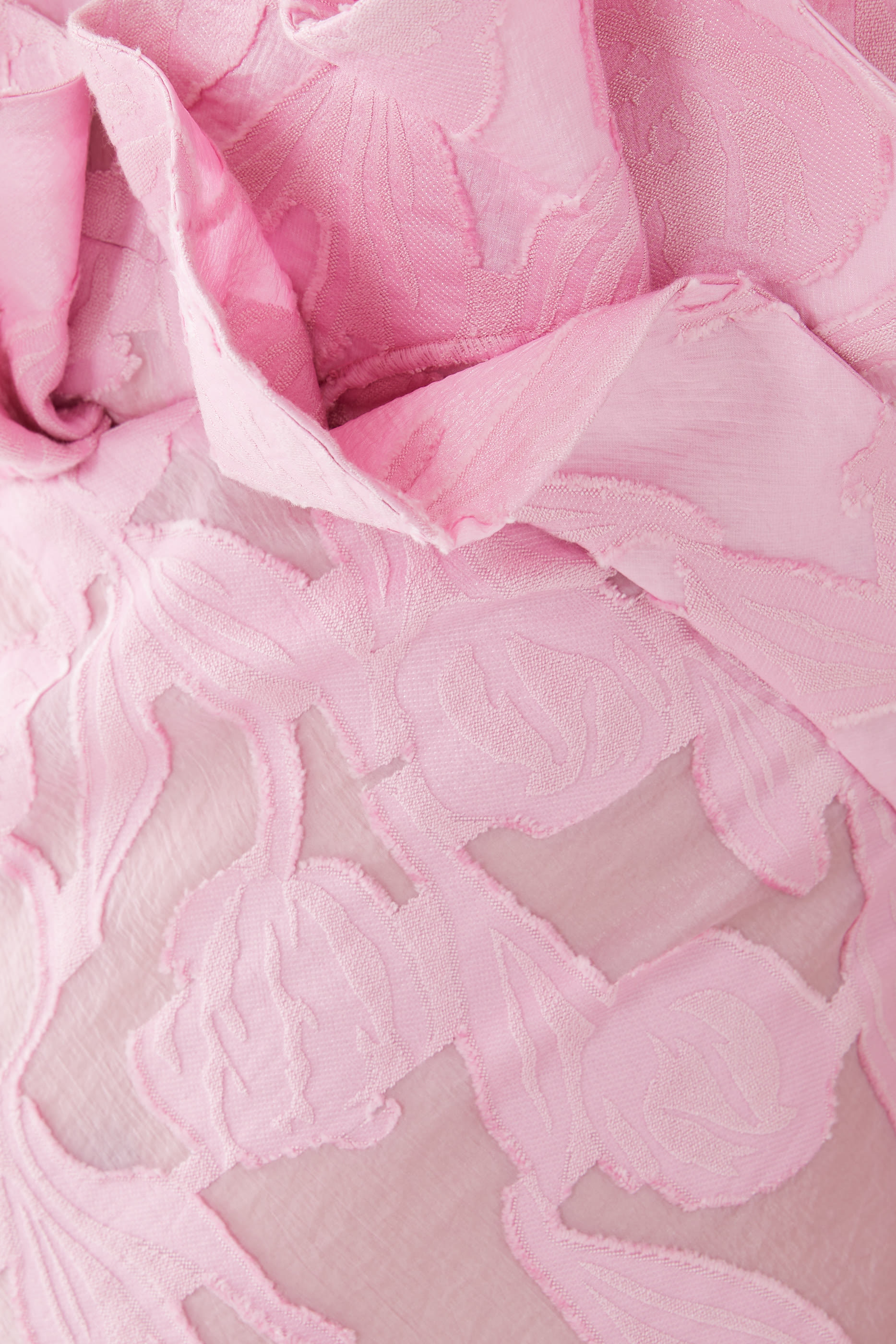 فستان سهرة بلا أكمام مزين بكشكش