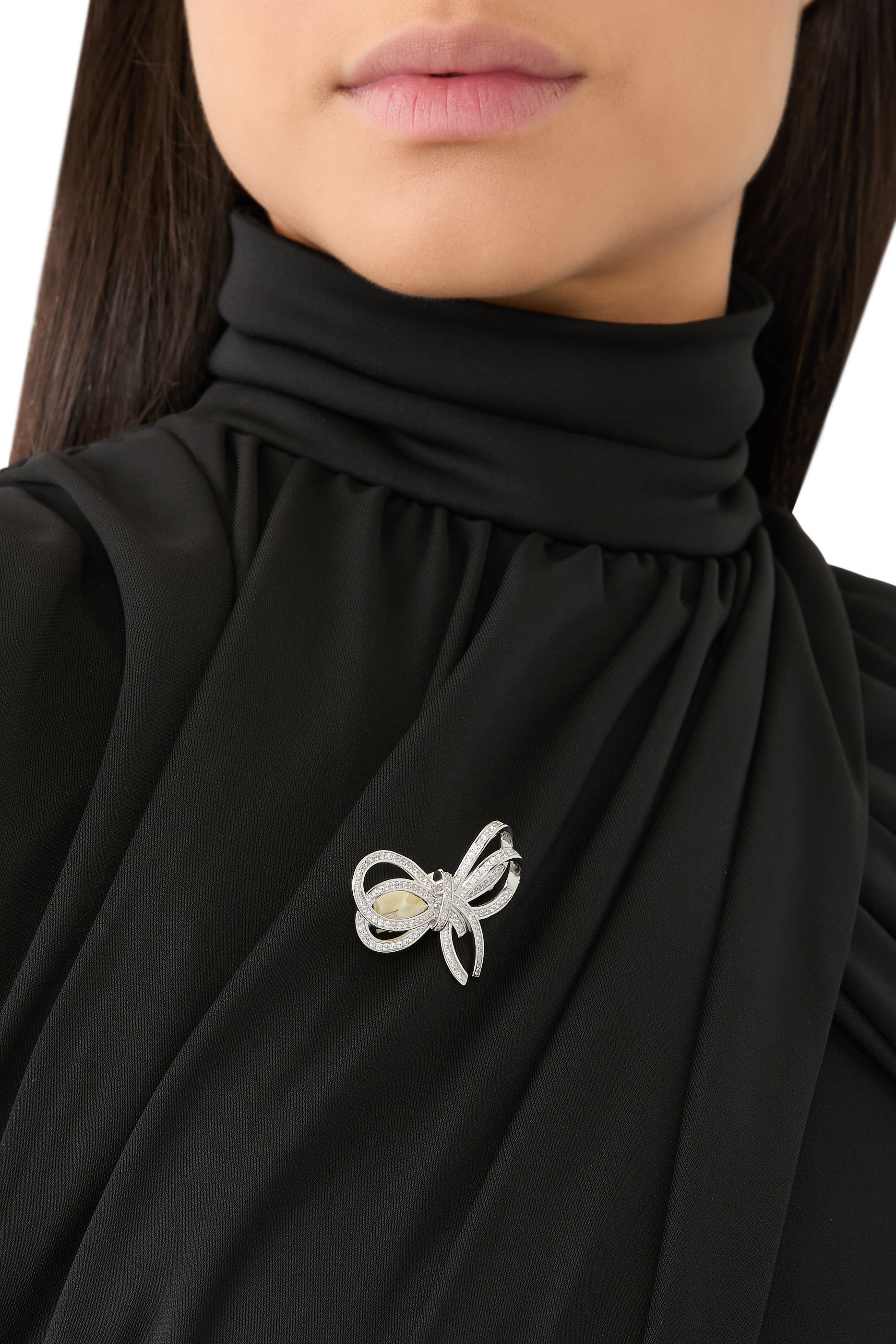 بروش بتصميم ربطة فيونكة مزدوجة مرصع بأحجار زركونيا مكعبة بافيه، نحاس المطلي بالروديوم