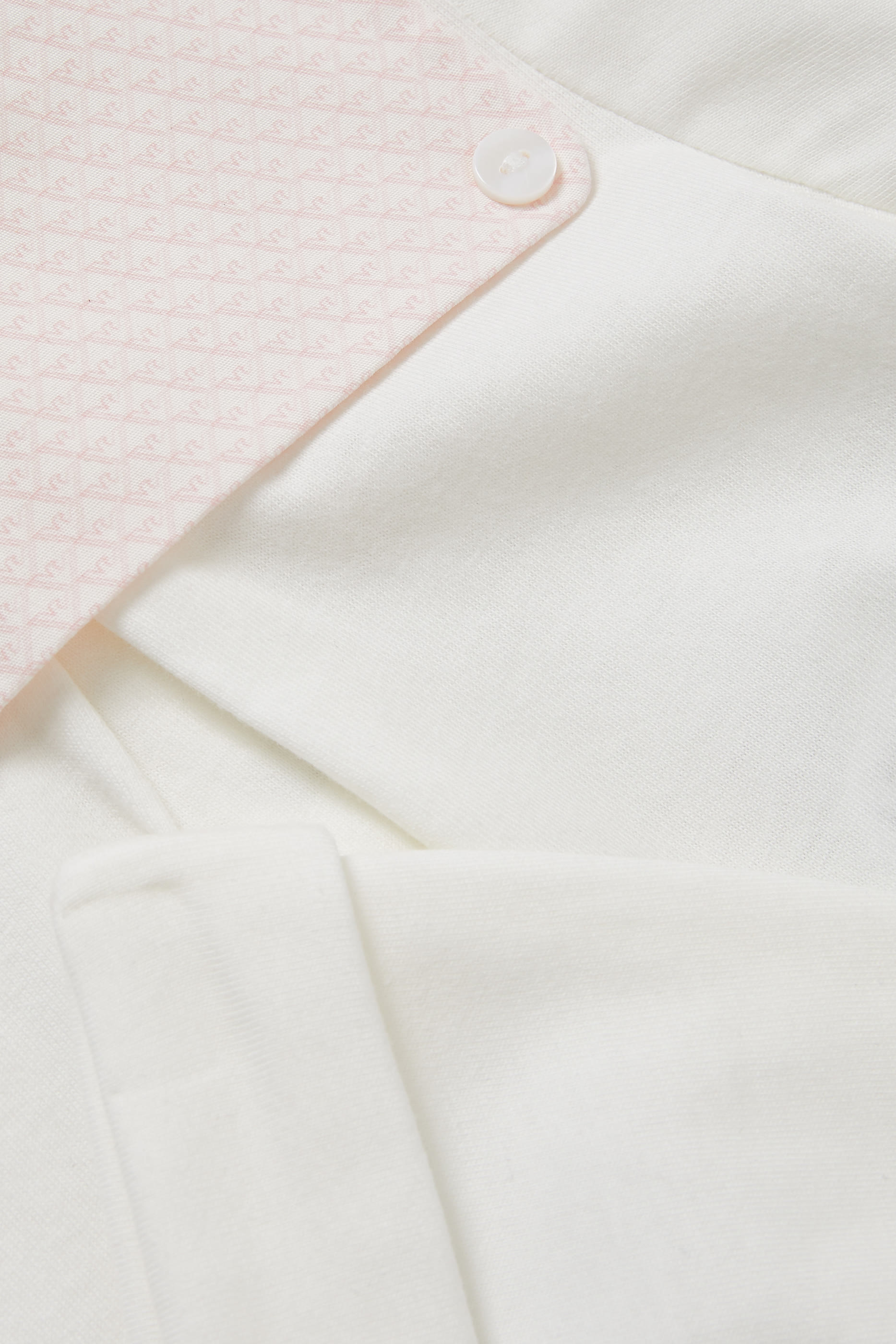 طقم جمبسوت وقبعة بشعار الماركة من تشكيلة الملابس الأساسية