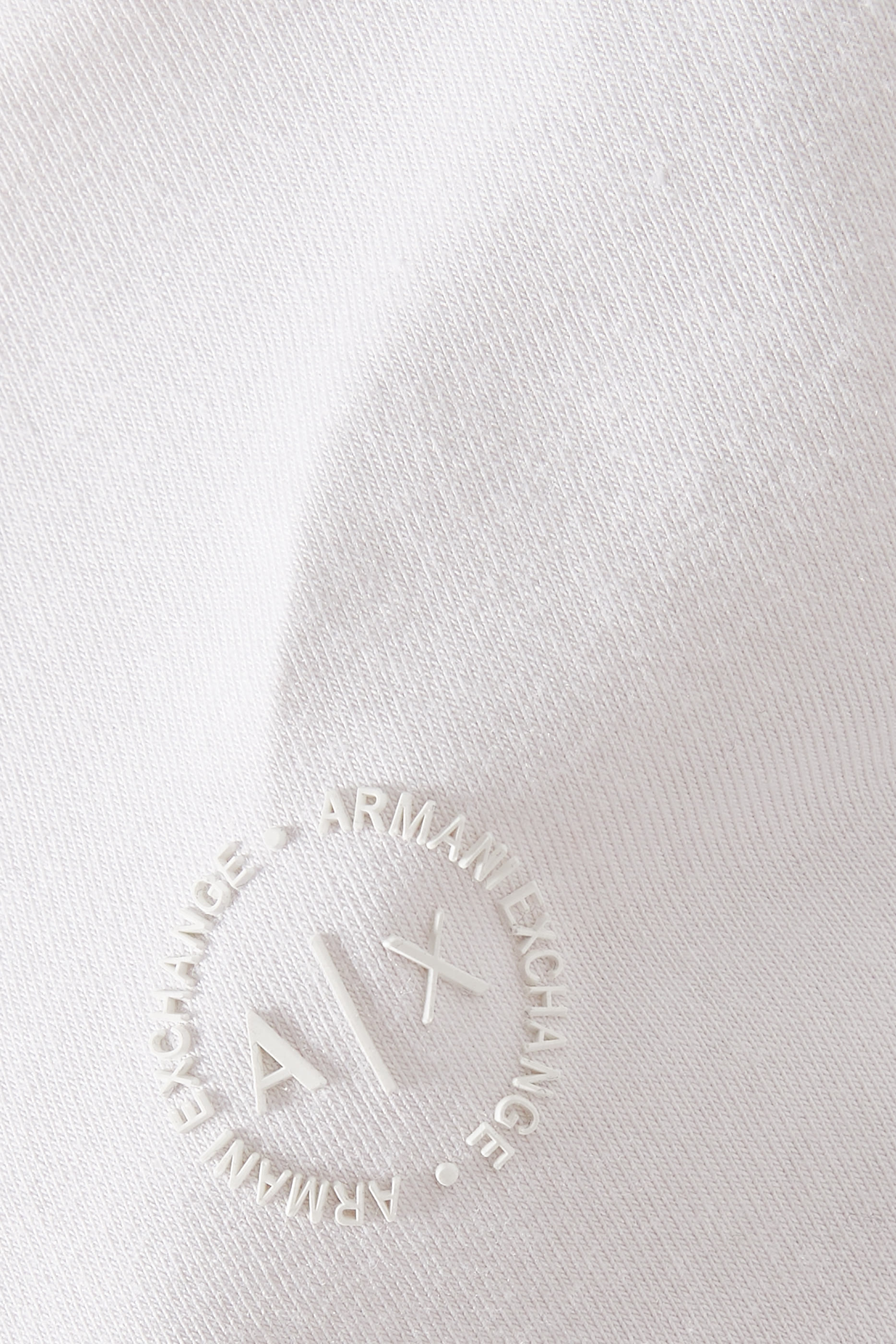 بلوزة بشعار الماركة بتصميم دائري