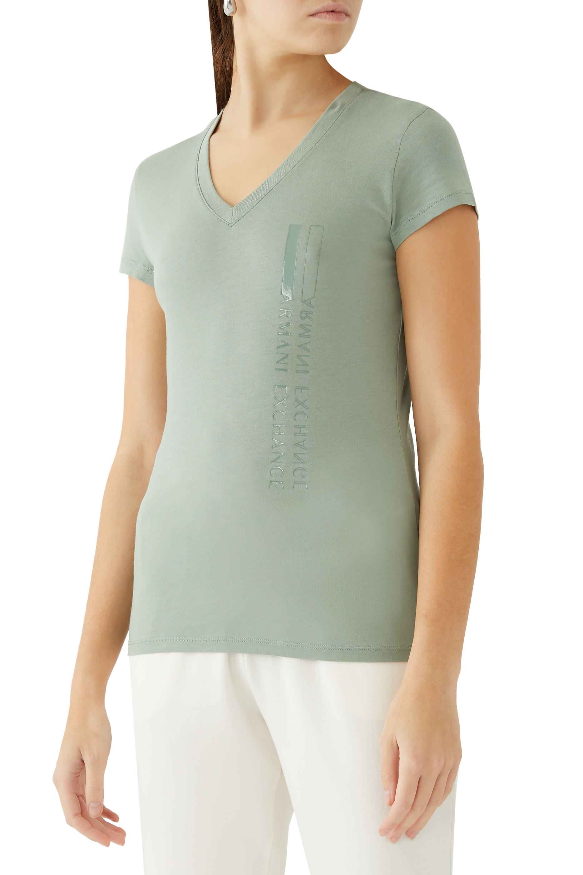 تيشيرت بياقة على شكل حرف وشعار الماركة