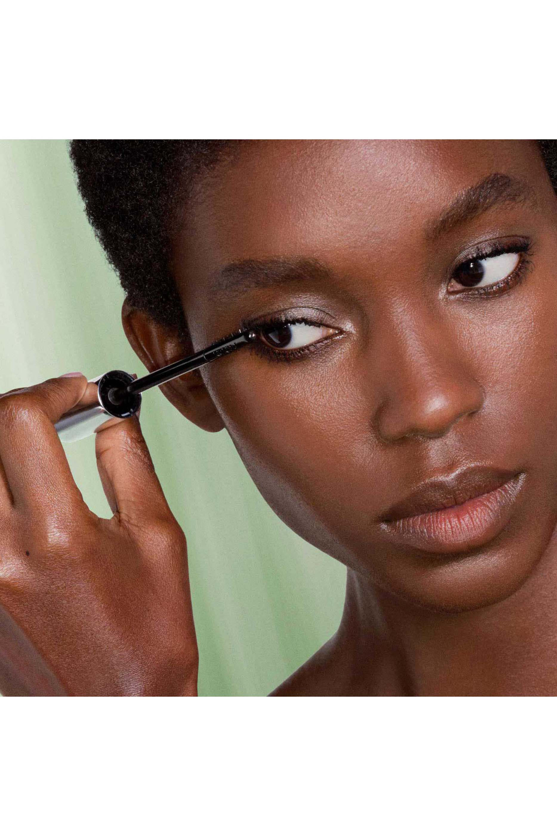 ماسكارا براداسكوب لتطويل الرموش وتكثيفها