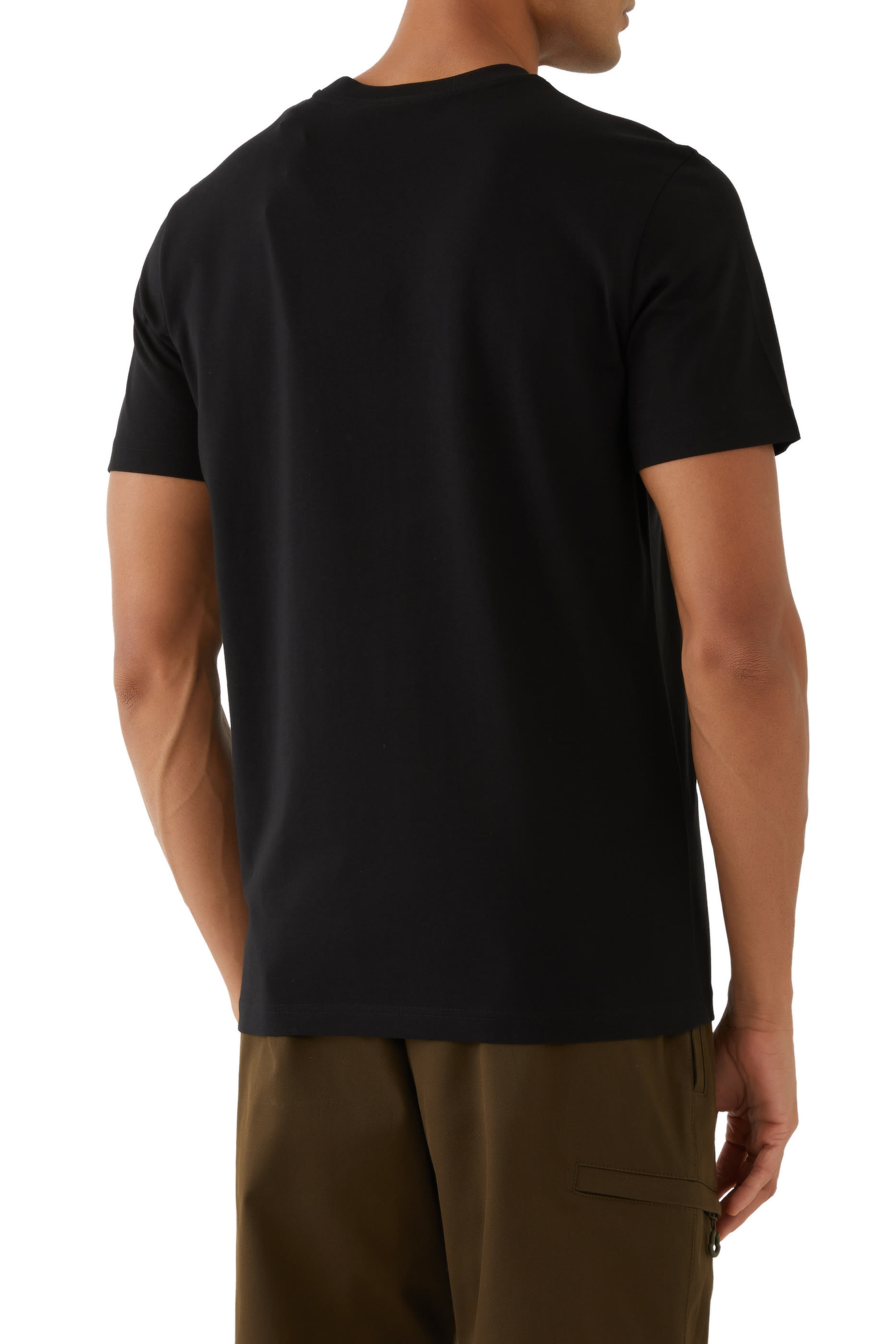 تيشيرت بأكمام قصيرة وشعار الماركة