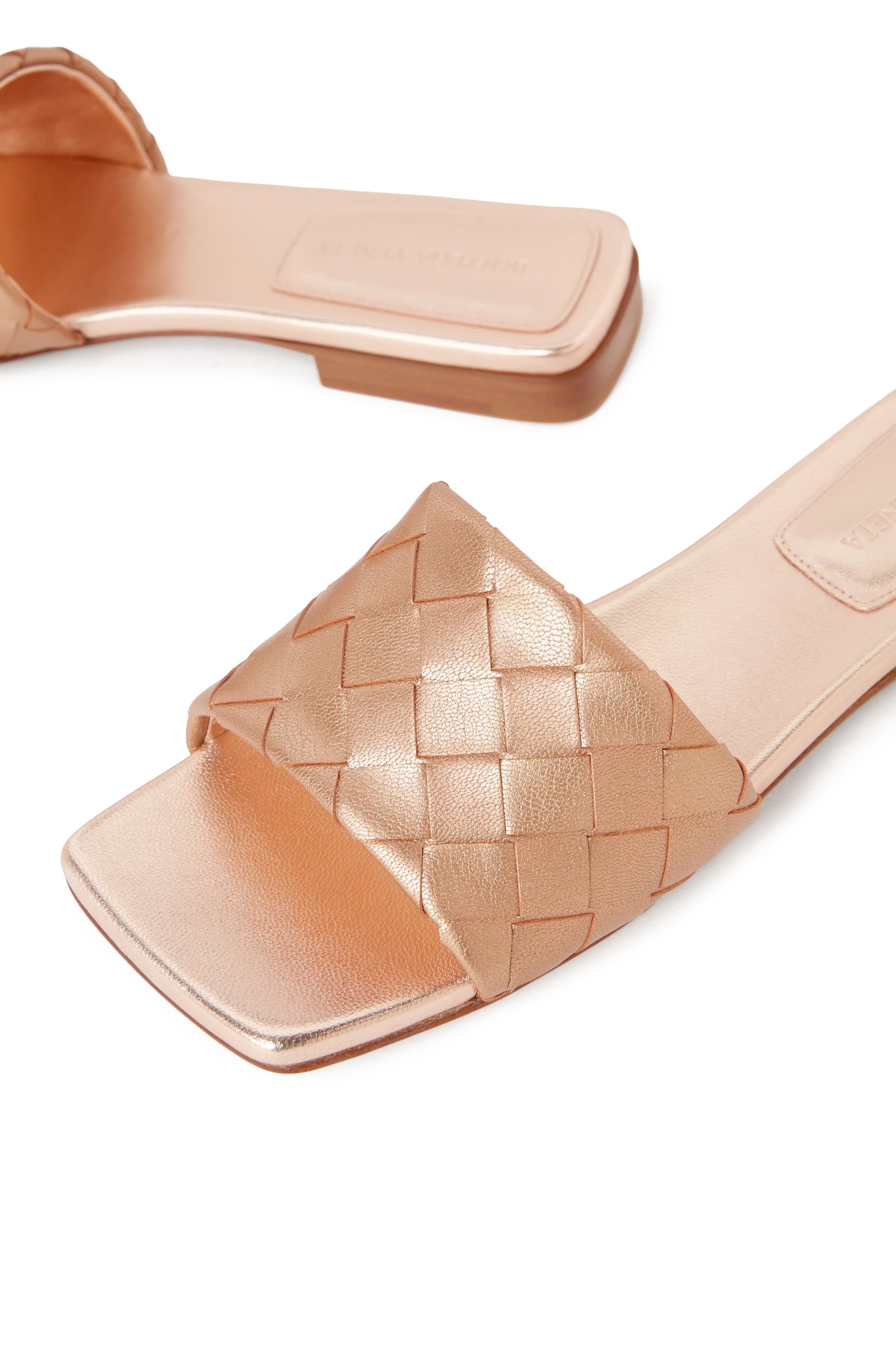 حذاء باركو مفتوح من الخلف بكعب مسطح 