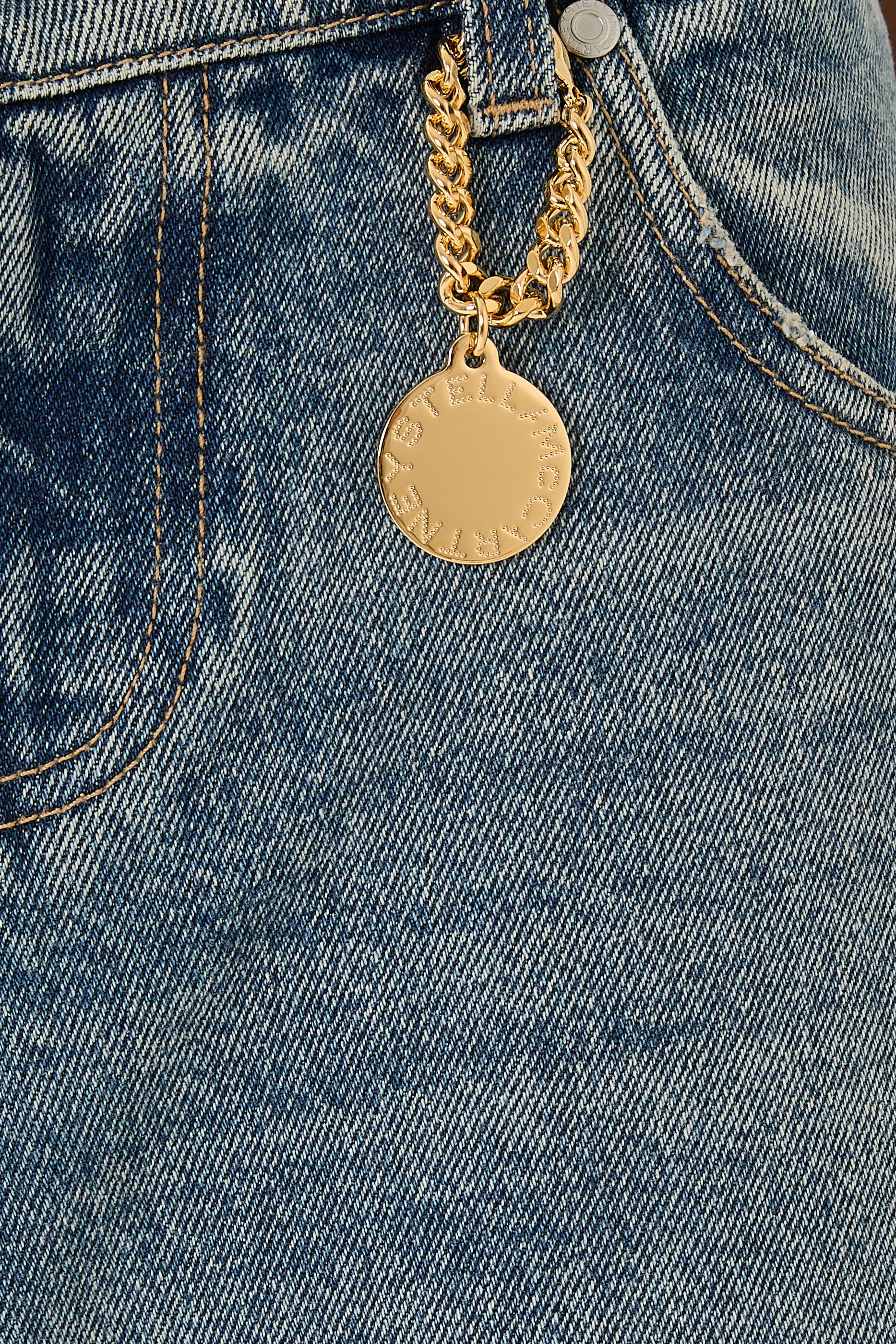 بنطال جينز بقصة ساق واسعة