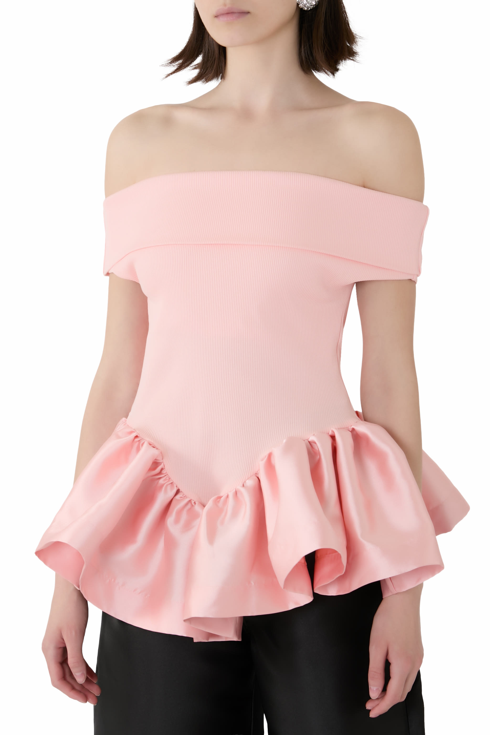 بلوزة بيبلوم بأكتاف مكشوفة