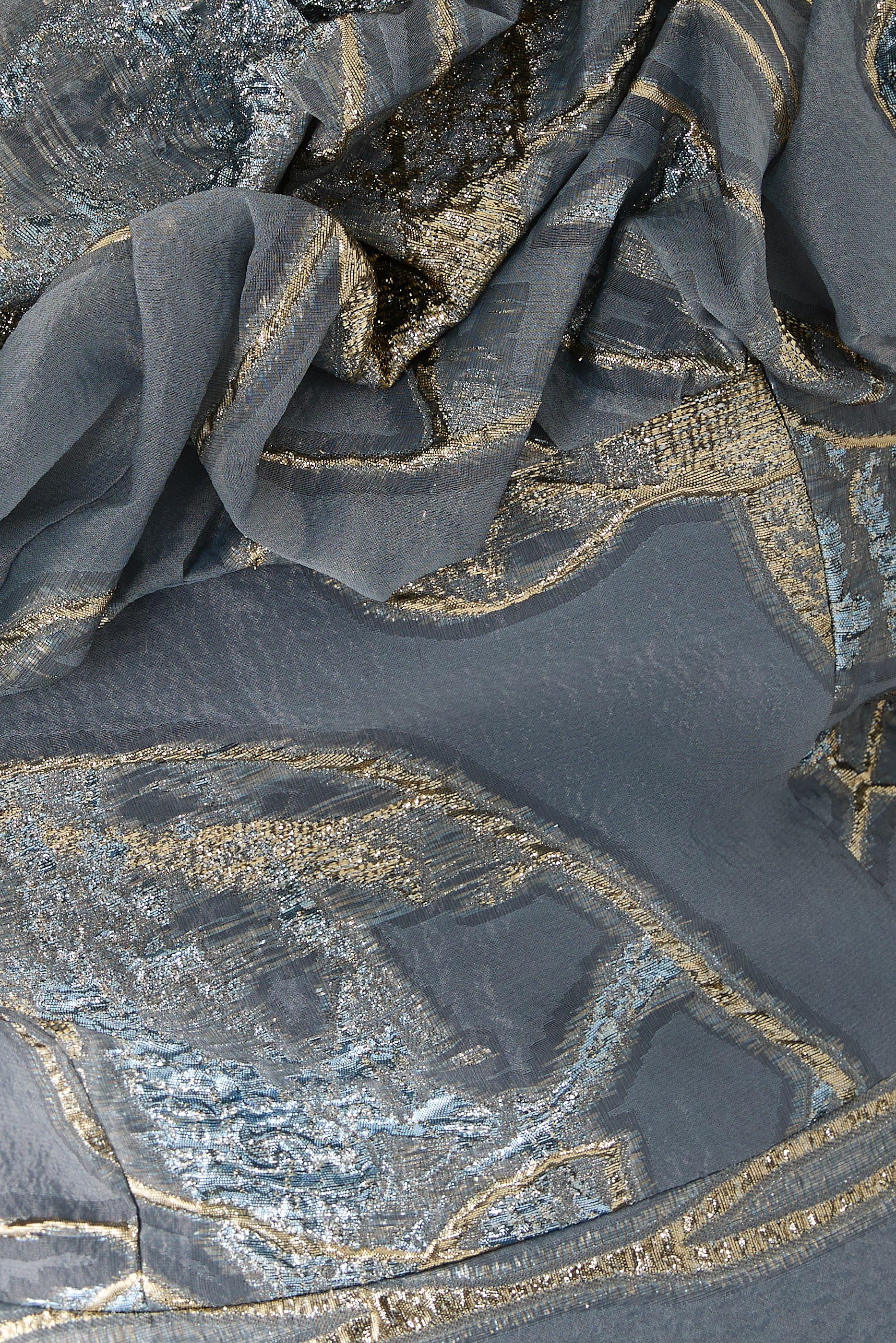 فستان سهرة بأكتاف مكشوفة وصدرية جاكار سكرانش