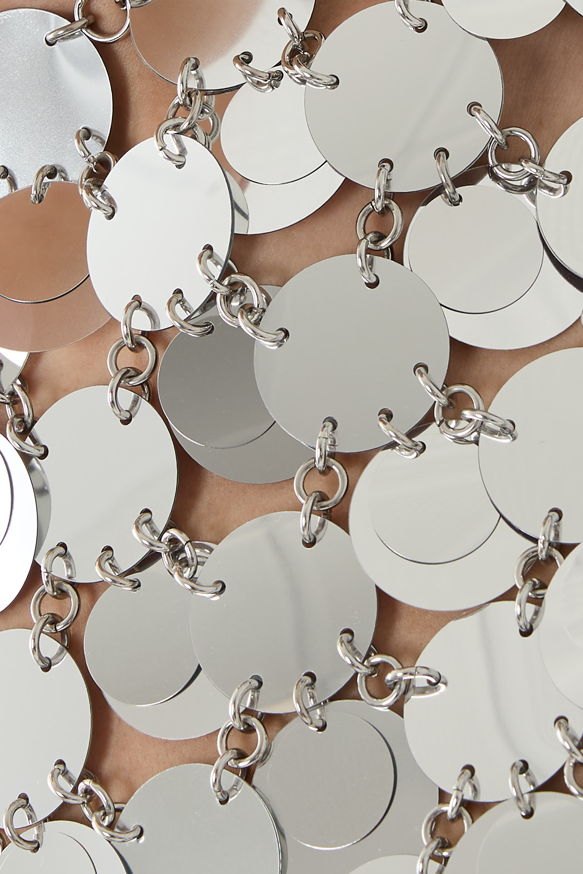 فستان ذا ايكونيك بأقراص لامعة بلون فضي