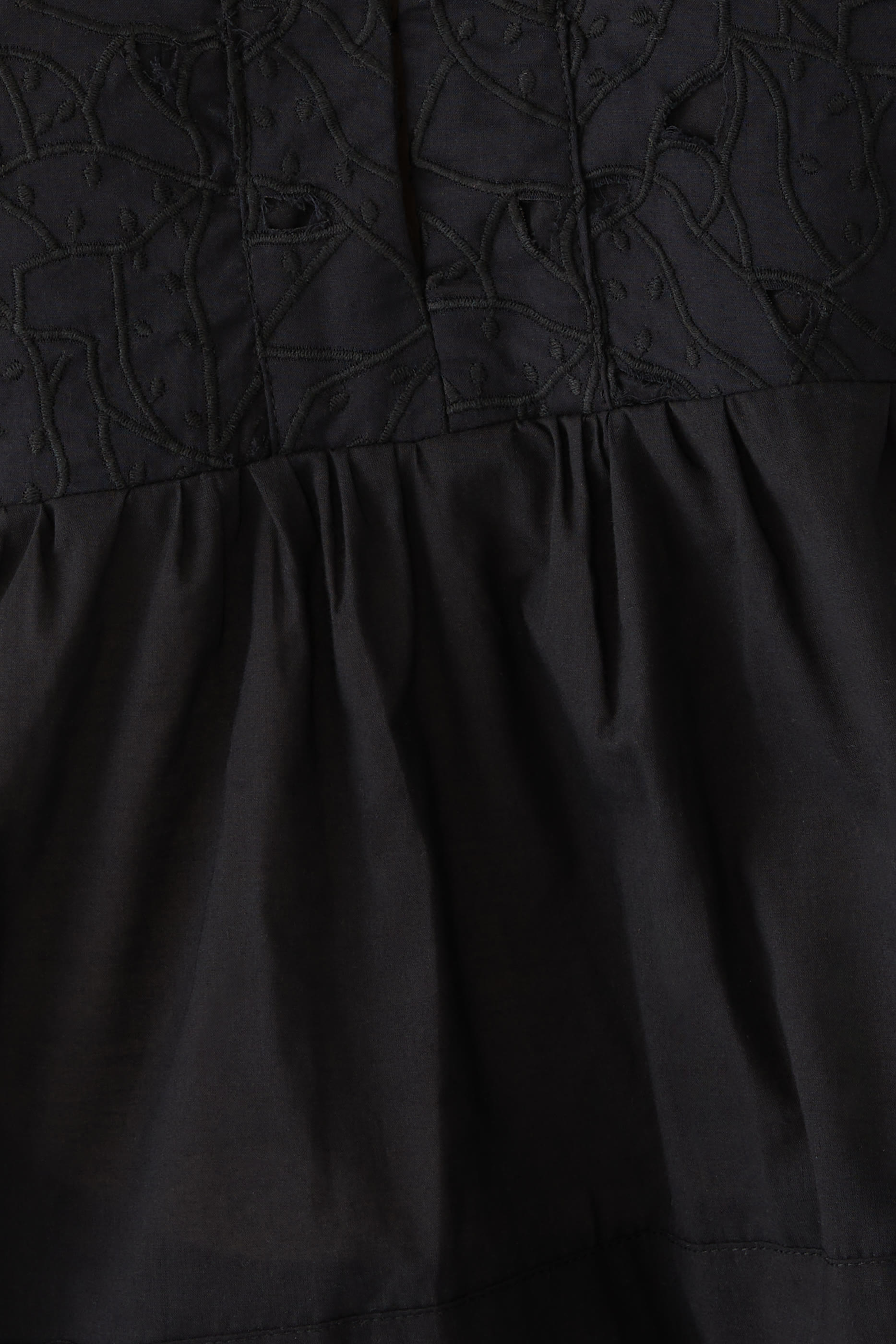 بلوزة بلا أكمام مزينة بتطريزات إنجليزية