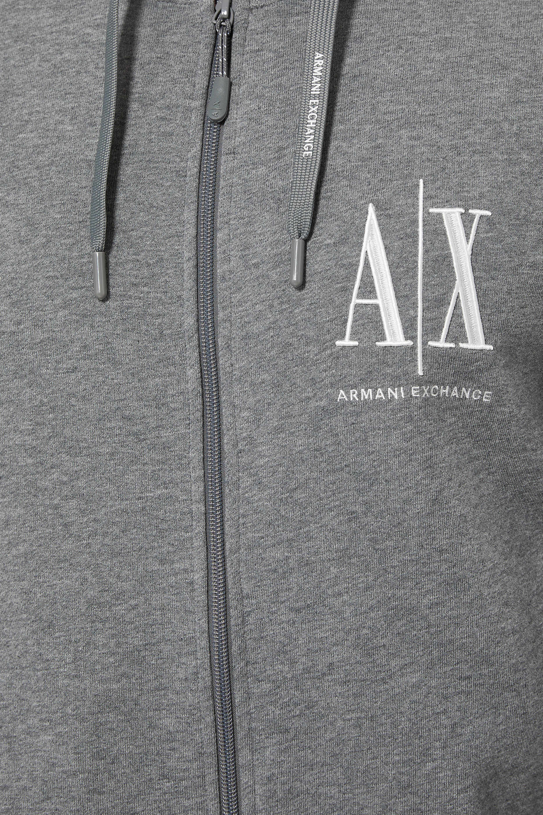 كنزة بغطاء رأس بشعار الماركة