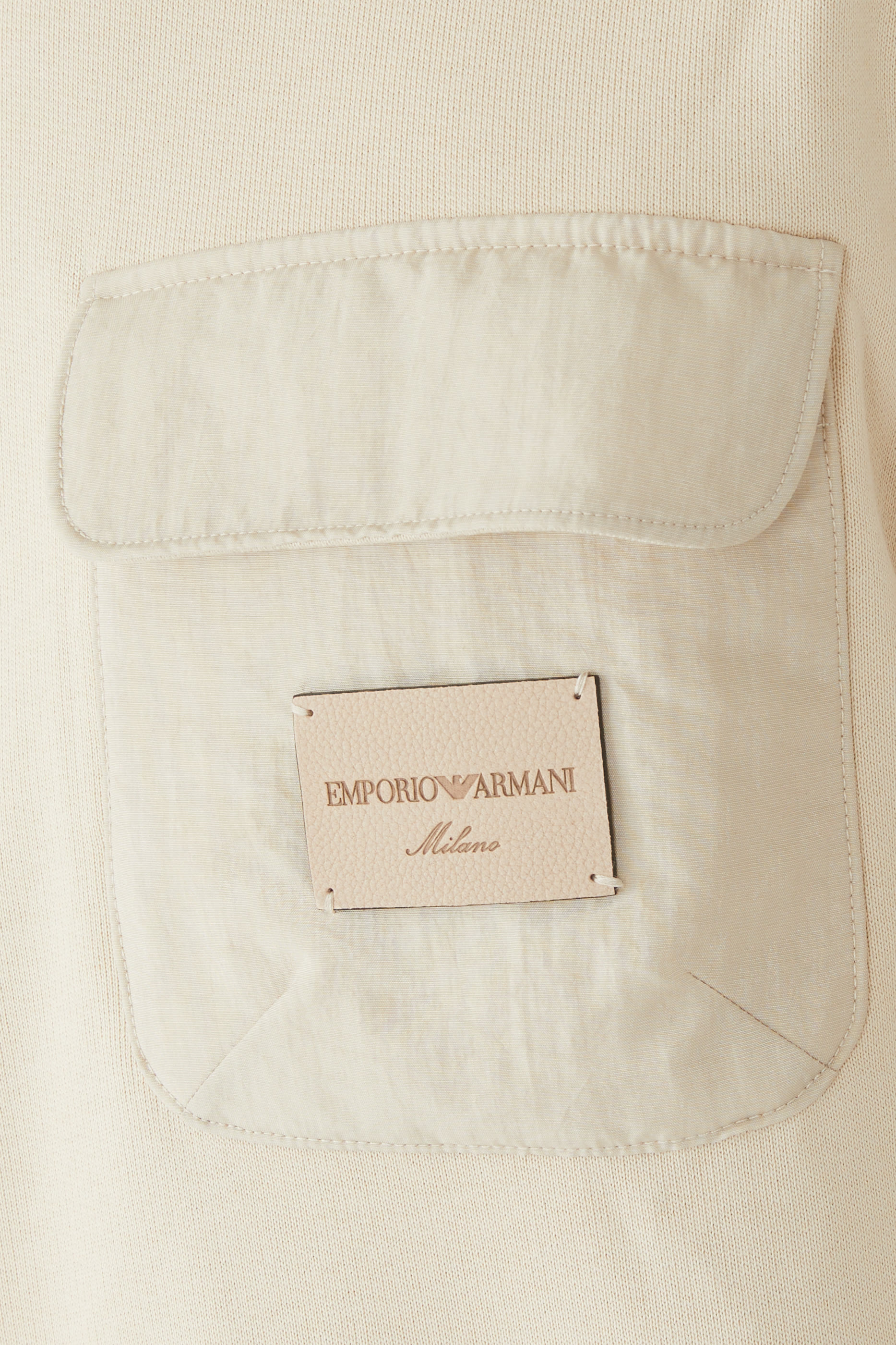 سويت شيرت بجيب على الصدر