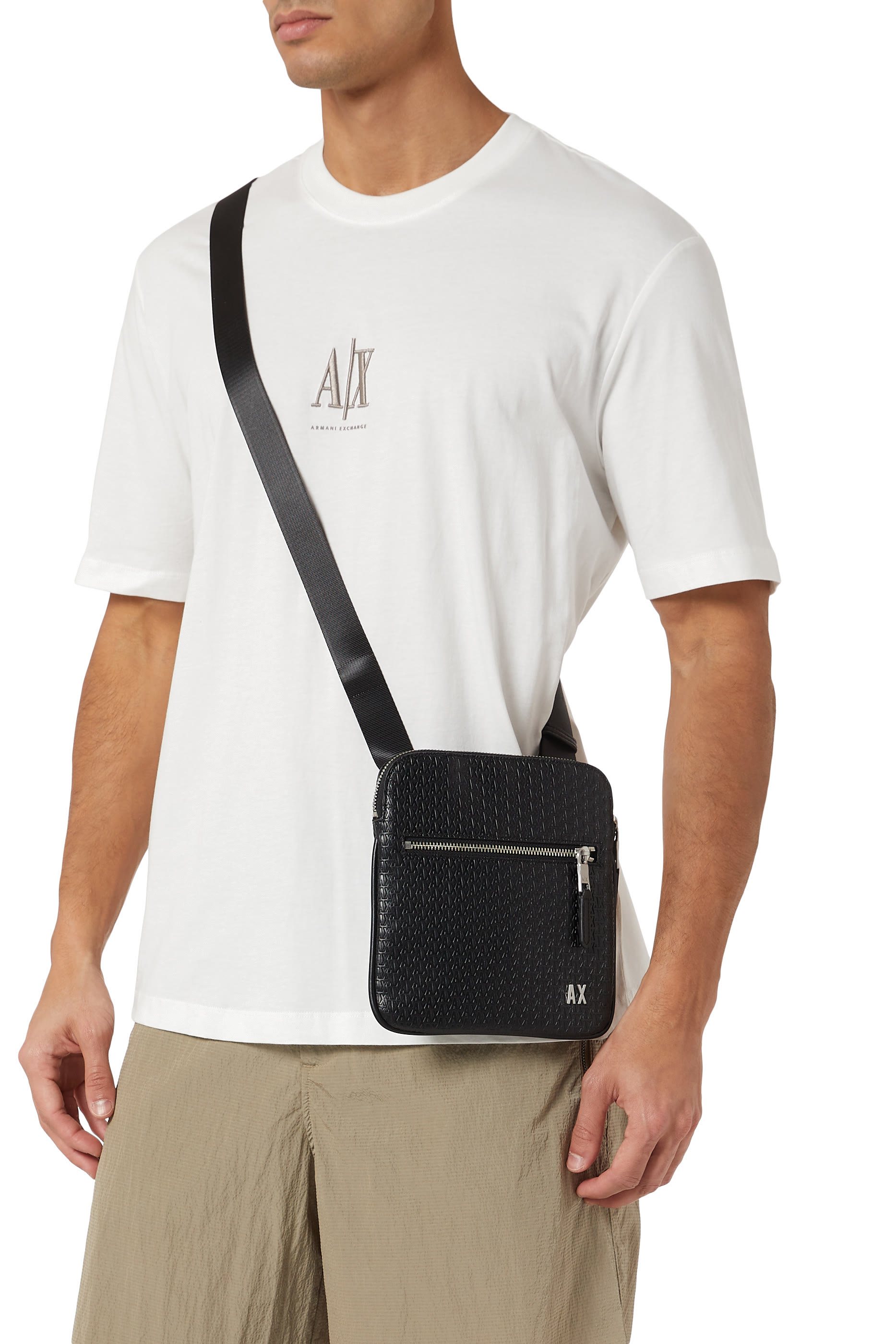 حقيبة كتف بتصميم مسطح بنقشة شعار الماركة