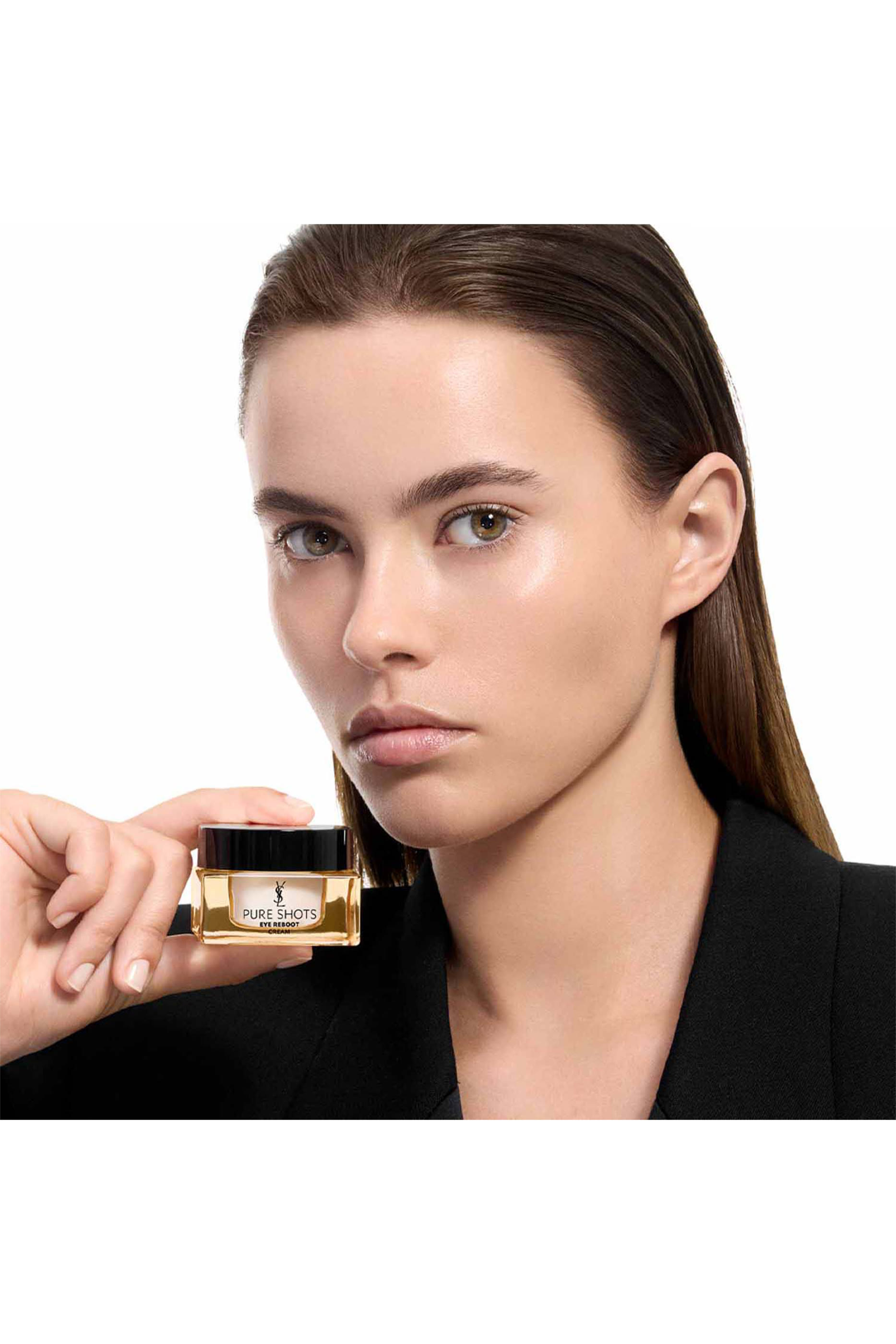 كريم بيور شوتس لإستعادة حيوية المنطقة المحيطة بالعين