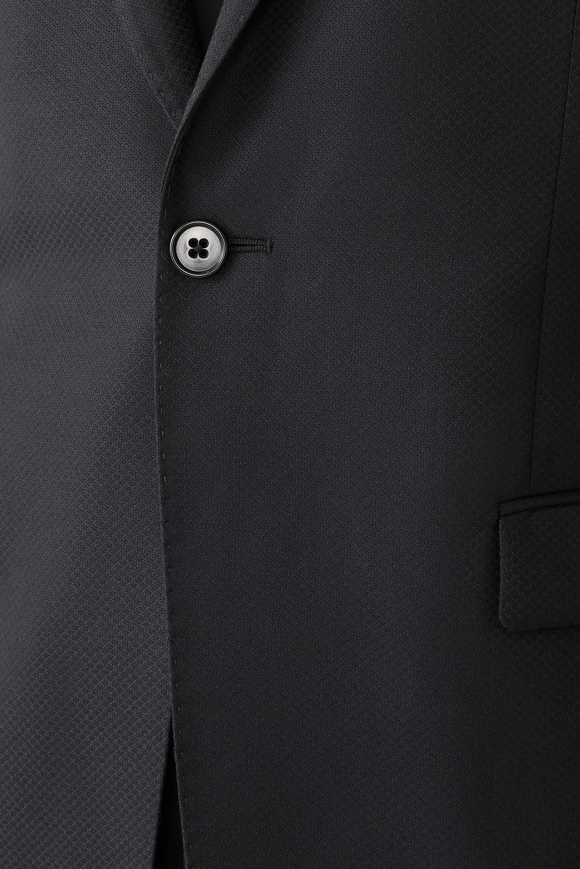 بدلة بقصة ضيقة