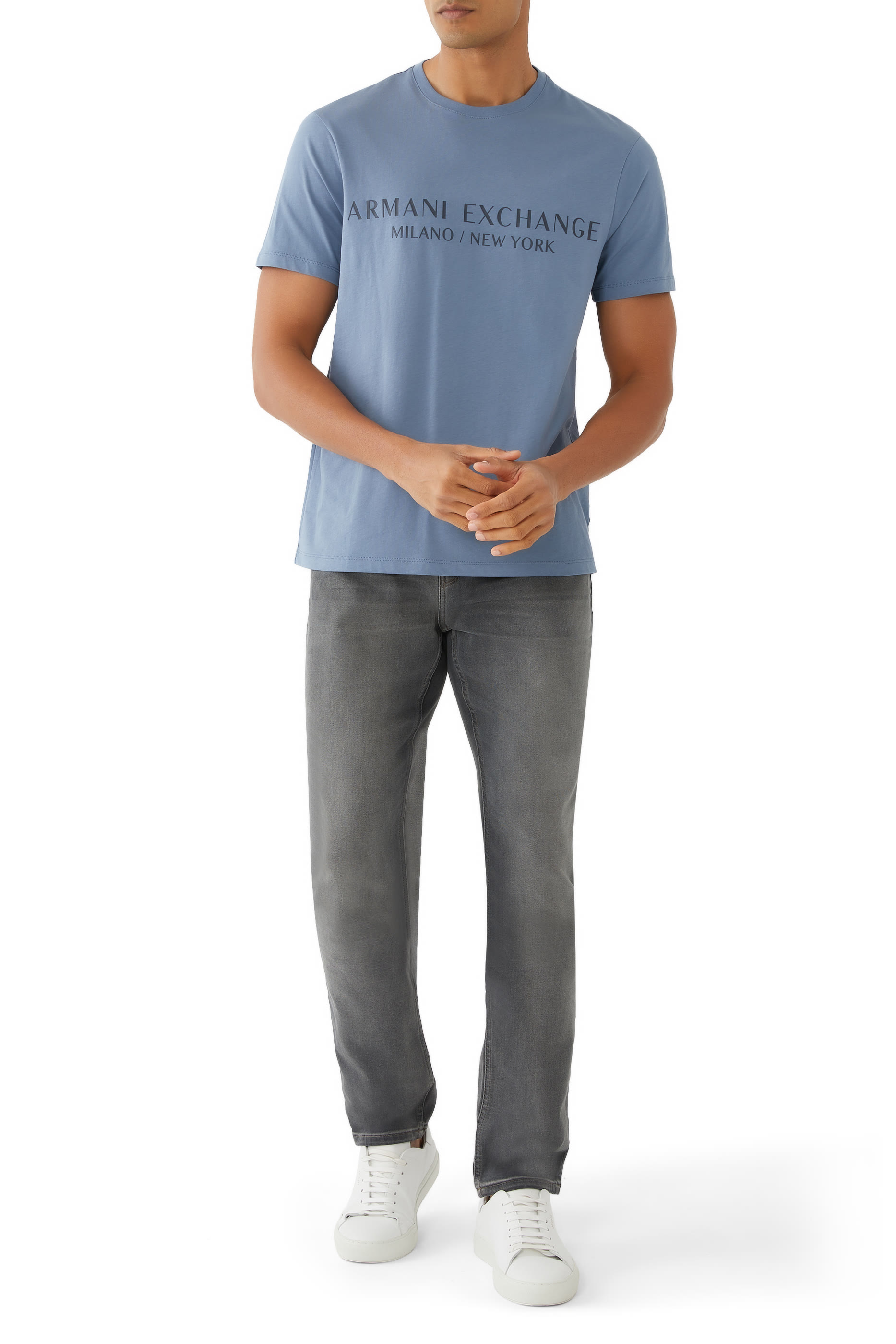 تيشيرت بشعار الماركة بقصة عادية