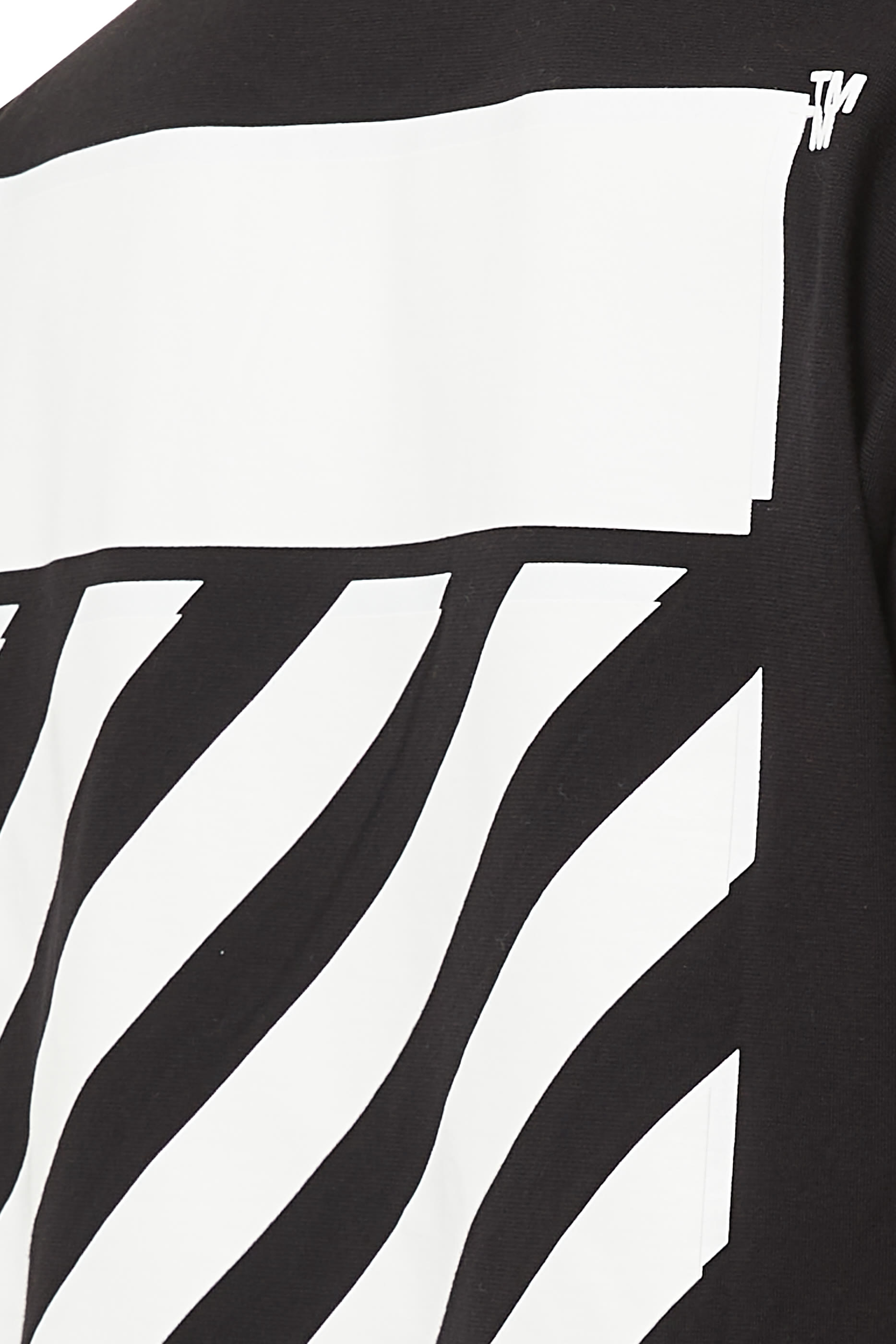 تي شيرت بقصة عادية وخطوط مائلة