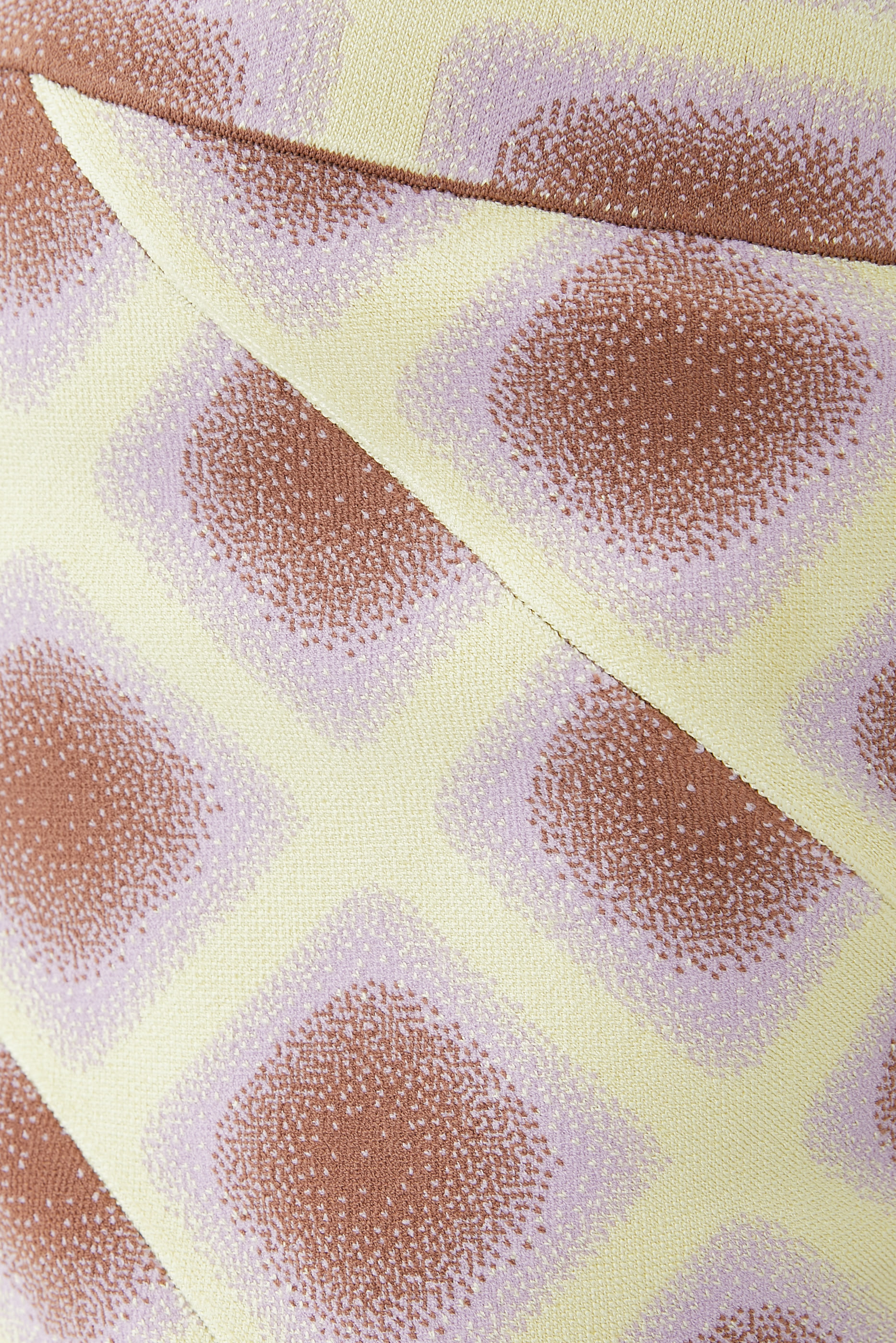 تنورة إيلي بتصميم غير متماثل بنقشة مربعات