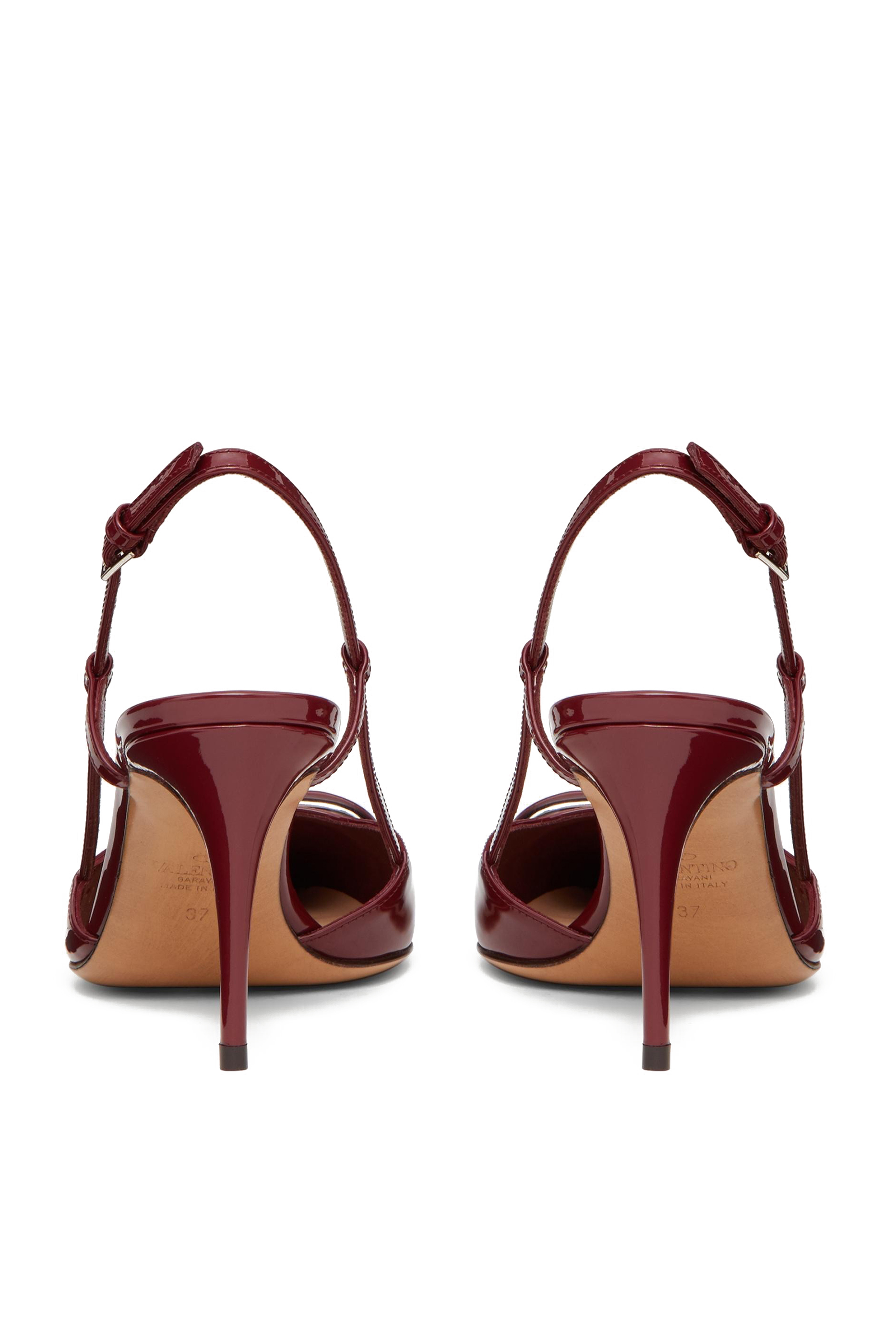 حذاء كلاسيك بشعار حرف V