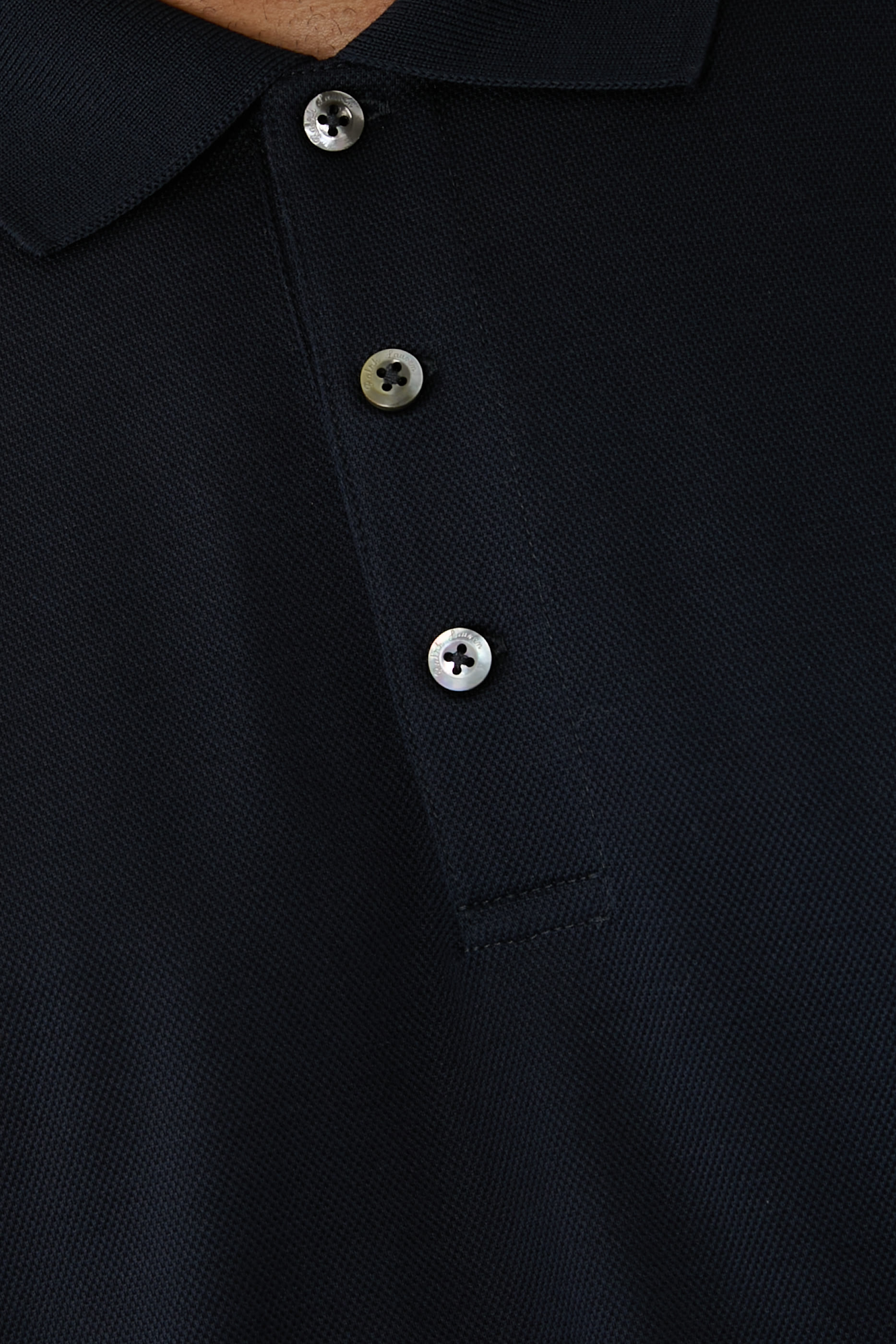 قميص بولو بشعار الماركة